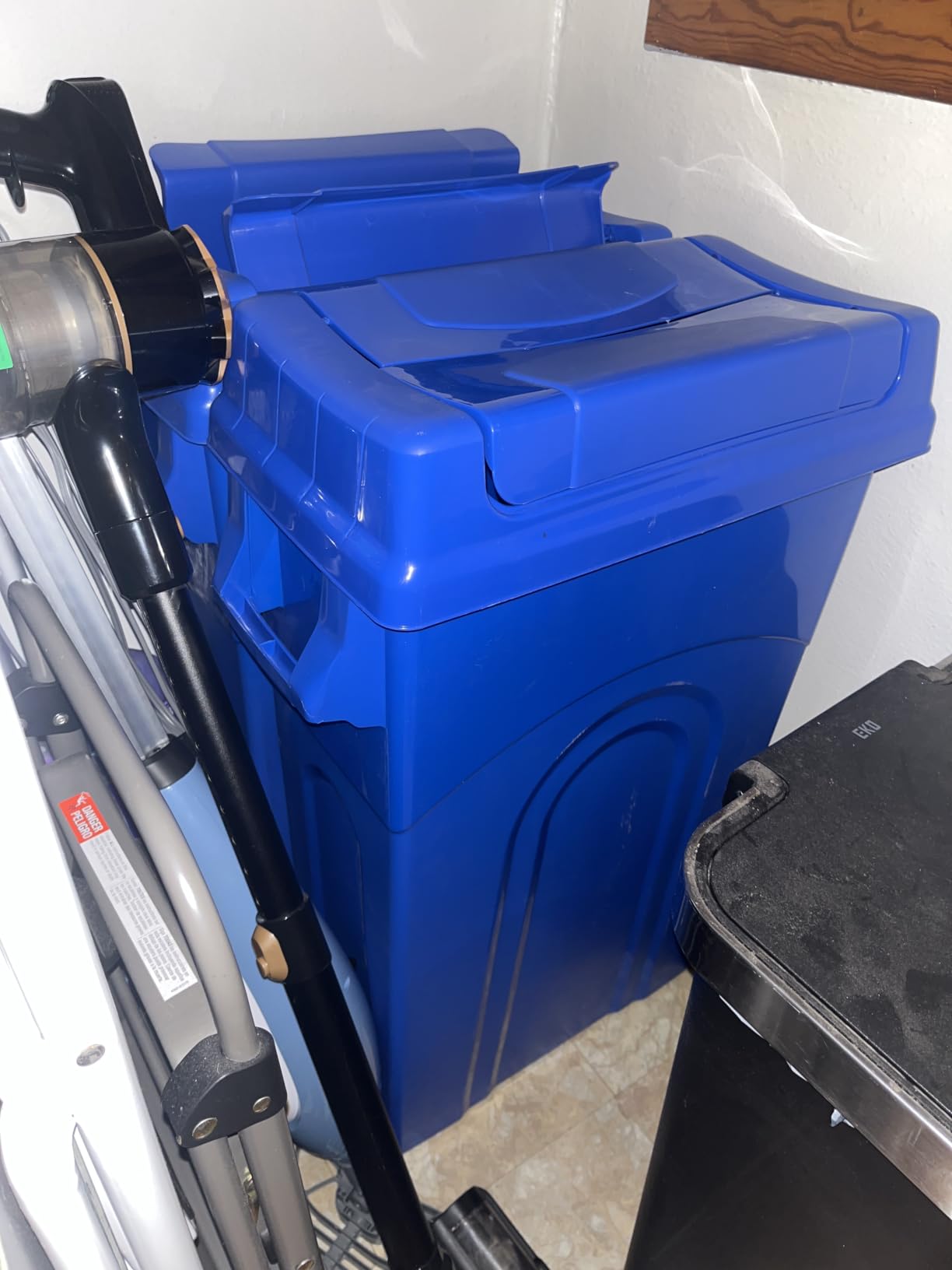 United Solutions 23 Gallon Highboy Plastic Recycling Bin Kitchen Trash Can with Lid, Pass Through Handles, and Dustpan Edge, Blue customer photo 1