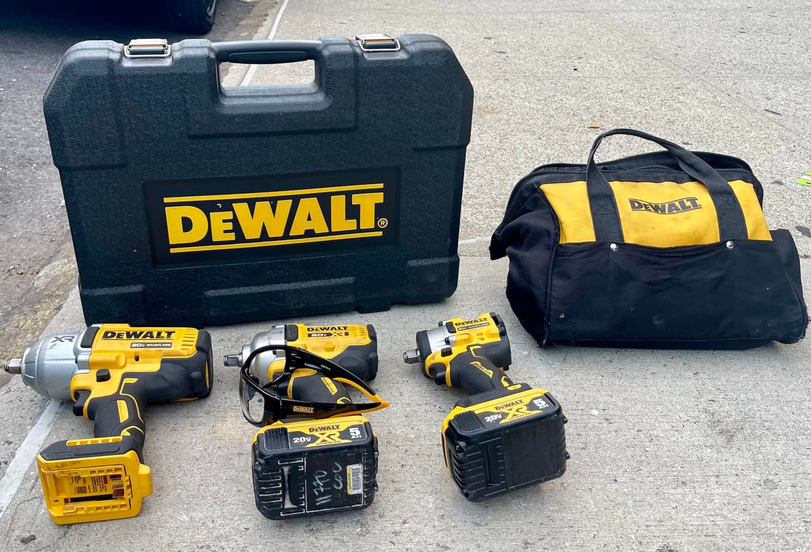 DEWALT ATOMIC 20V MAX* 1/2 in. Cordless Impact Wrench with Hog Ring Anvil (Tool Only) (DCF921B) customer photo 2