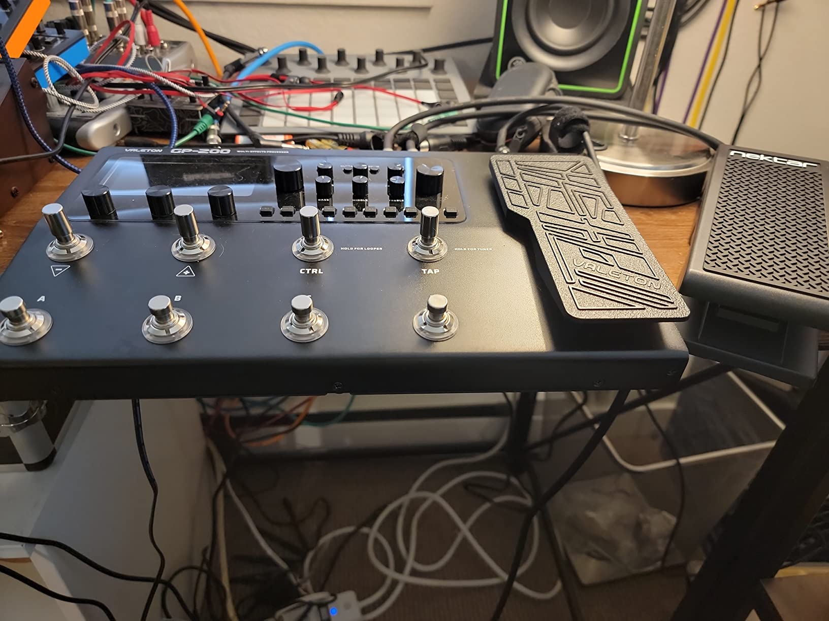 VALETON GP-200 Multi-Effects Guitar/Bass Pedal with Expression, FX Loop, MIDI, Amp Modeling, IR Cab Simulation, Stereo, USB Interface customer photo 2