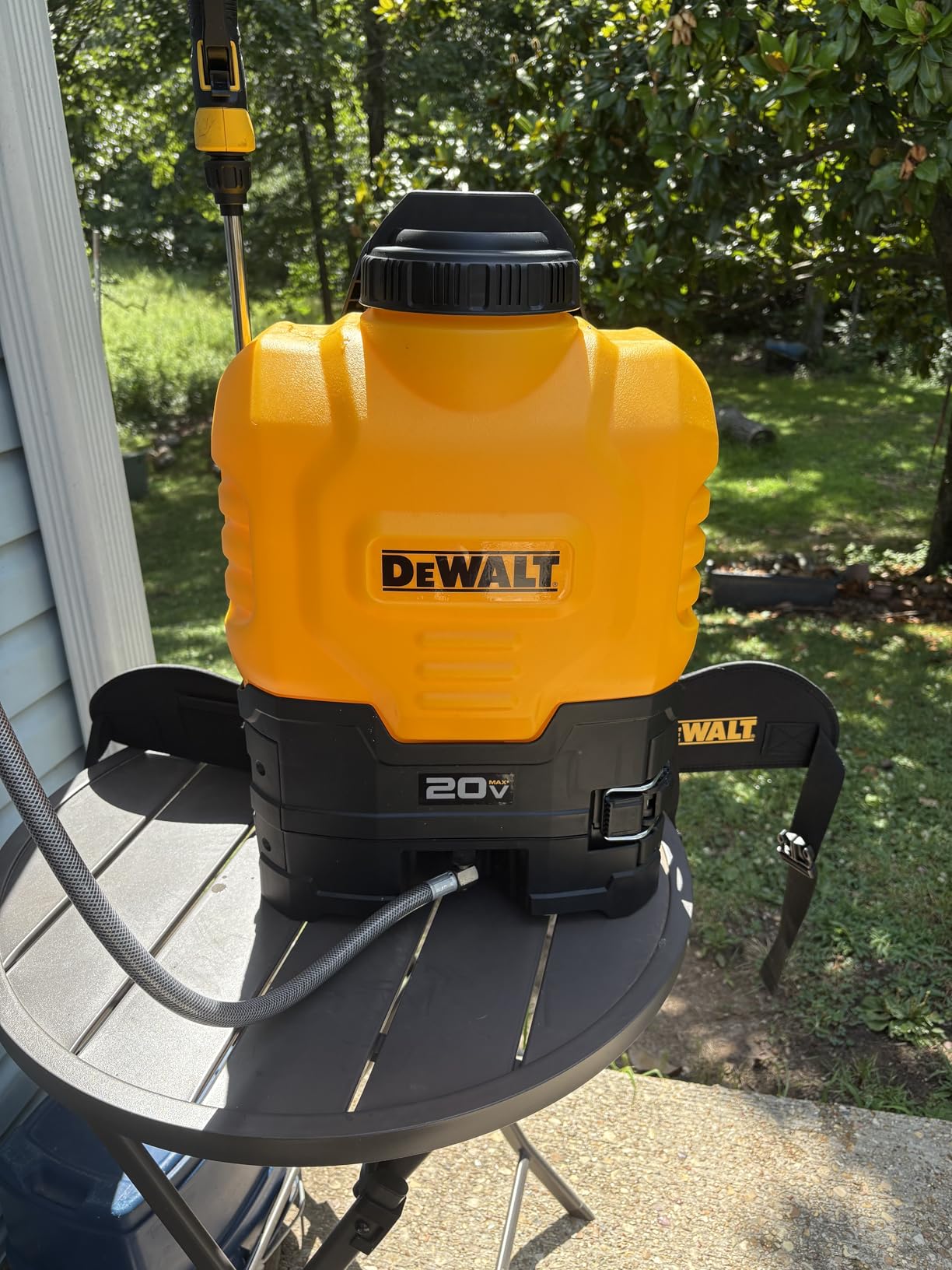 Dewalt 20V MAX 4 gal. Lithium-ion Cordless Backpack Sprayer Kit (2 Ah) customer photo 2