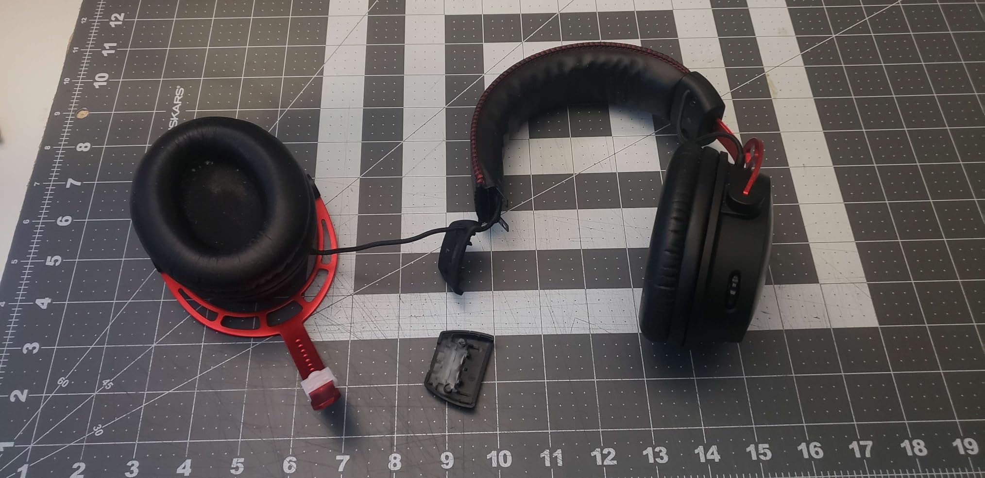 HyperX Cloud Alpha Wireless - Gaming Headset for PC, 300-hour battery life, DTS Headphone:X Spatial Audio, Memory foam, Dual Chamber Drivers, Noise-canceling mic, Durable aluminum frame, Red customer photo 2
