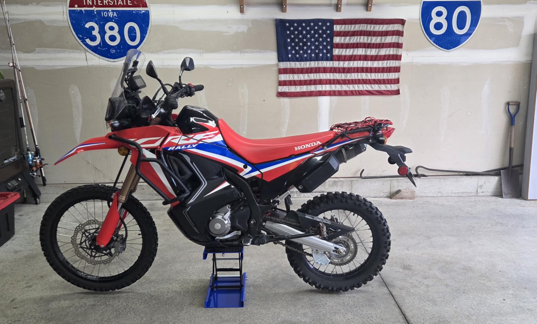OMT Motorcycle Lift, 1100lb Scissor Jack Stand for ATV Dirt Bike Cruiser | Wide Deck Motorbike Center Stand; Crank Hoist T Handle And 3/8 Inch Socket; 3.7 To 14.6 Inch Lift; 5 Lock Holes; Chain Brush customer photo 1