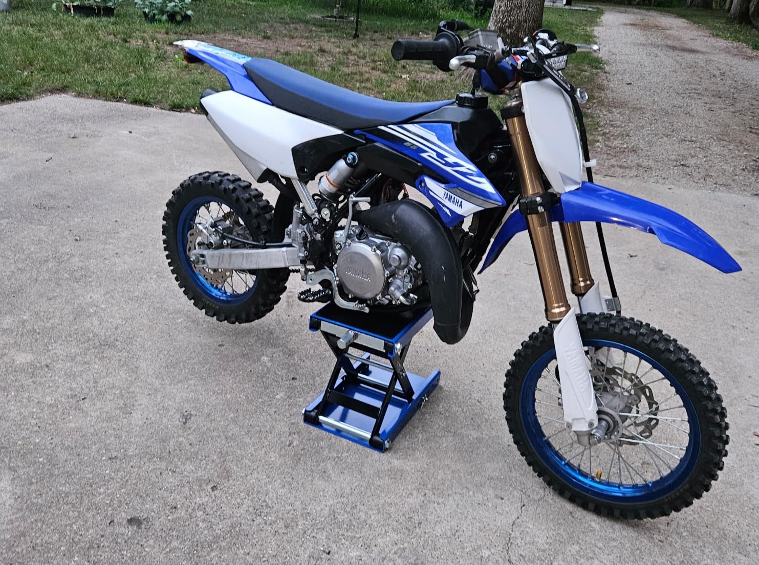 OMT Motorcycle Lift, 1100lb Scissor Jack Stand for ATV Dirt Bike Cruiser | Wide Deck Motorbike Center Stand; Crank Hoist T Handle And 3/8 Inch Socket; 3.7 To 14.6 Inch Lift; 5 Lock Holes; Chain Brush customer photo 2