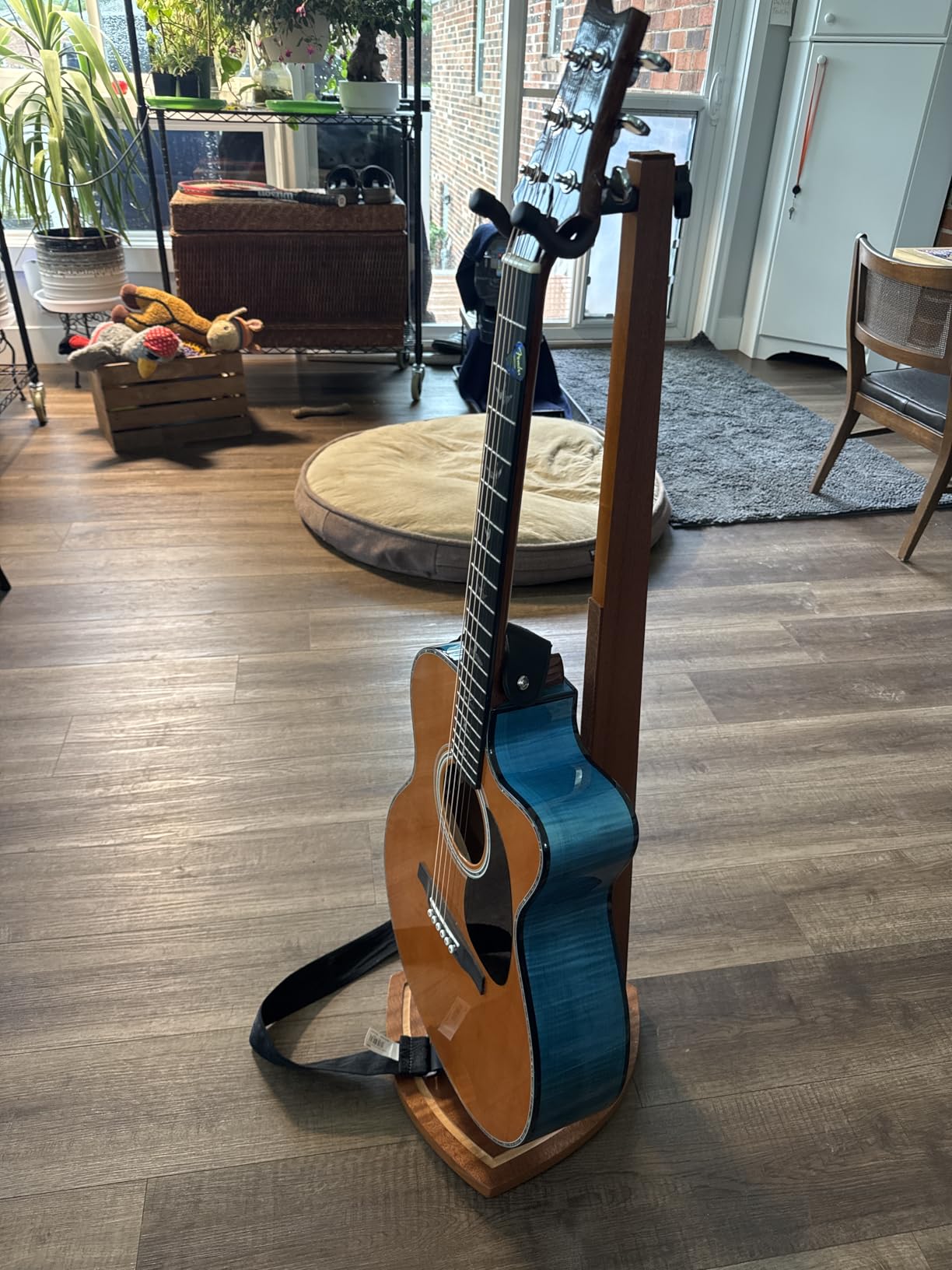 Guitar Stand, Walnut Wood Acoustic Guitar Stand Floor with Hanging Yoke | Fit Electric/Banjo/Mandolin, Handcrafted, Single Holder, for Home Decor Studio Display, Soft Pad, Space Saving, Gift Choice customer photo 2