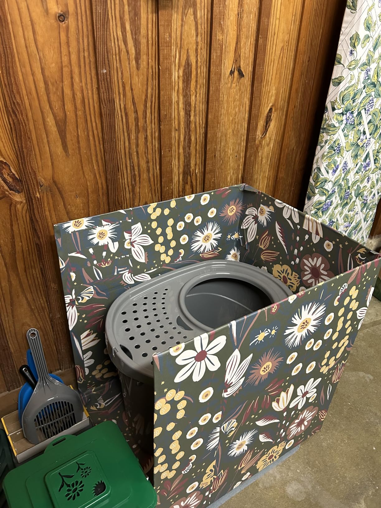 Amazon Basics Large Cat Litter Box with High Sides, Top Entry, Odor Control, Includes Scoop, 20.5 x 14.75 x 14.38 inches, Grey customer photo 1