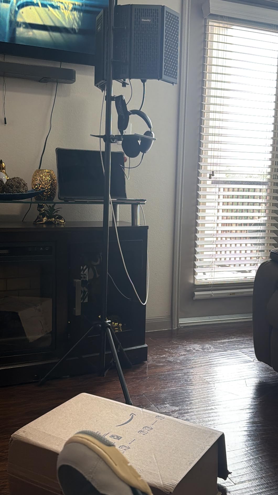 Dmsky Microphone Isolation Shield with Pop Filter & Tripod Stand, Foldable Mic Shield with Triple Sound Insulation, High Density Mic Sound Shield for Recording Studio, Podcasts, Singing, Broadcasting customer photo 2