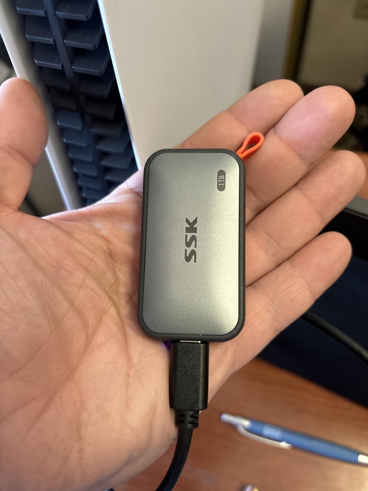 SSK Portable SSD 1TB External Solid State Hard Drive USB C Up to 1050MB/s | USB3.2 Gen2 A&C Cable, SMART & TRIM, 4KHDR ProRes, LED Light, OTG, iPhone 15/16/17Pro Wide Compatible, Aluminum customer photo 2
