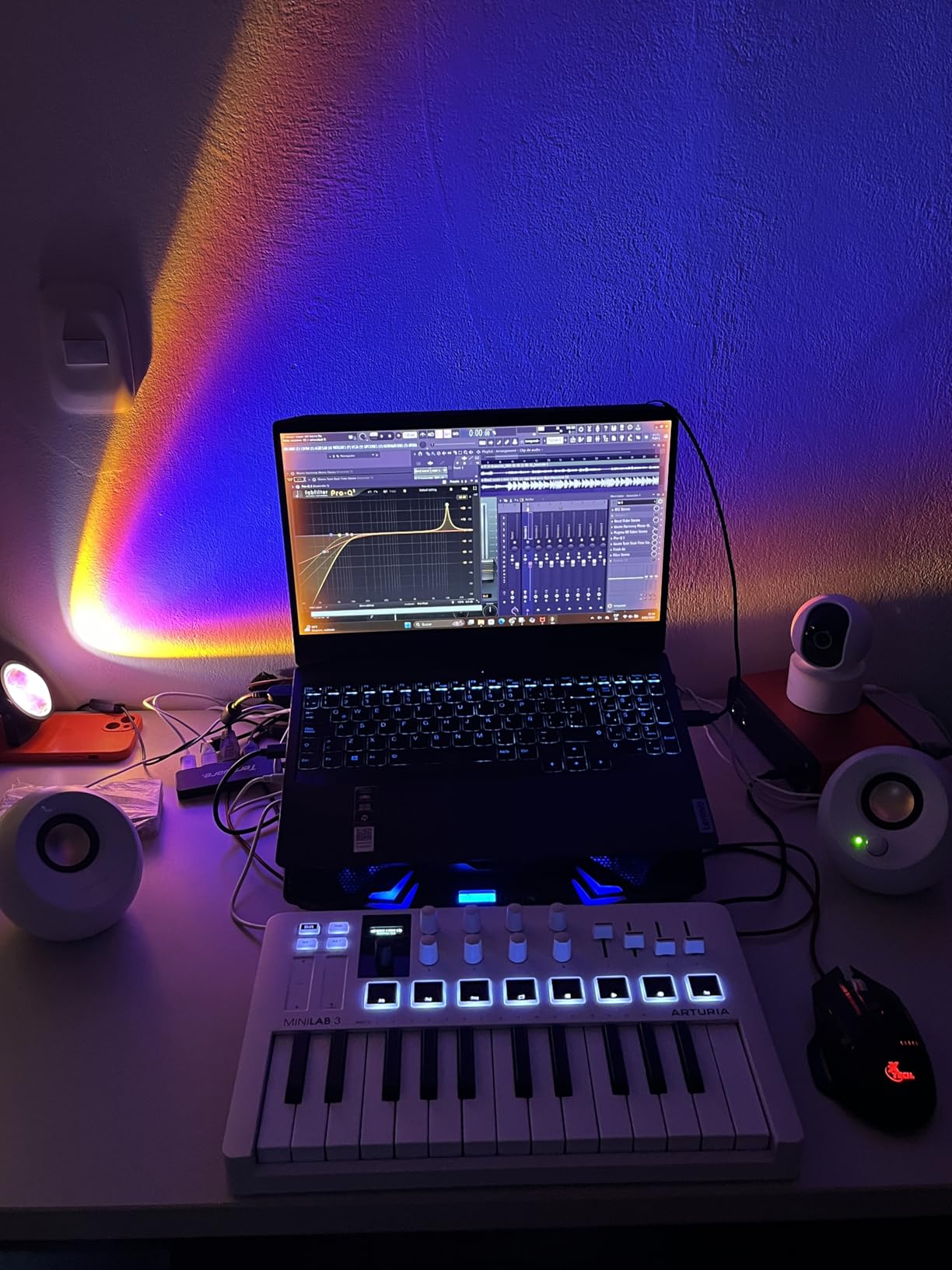 Arturia MiniLab 3 - Universal MIDI Controller for Music Production, with All-in-One Software Package - 25 Keys, 8 Multi-Color Pads - White | 25 Velocity-Sensitive Slim Keys, 8 Rgb Velocity and Pressure Pads, 8 Encoders, 4 Faders, USB-C and Midi Out customer photo 1