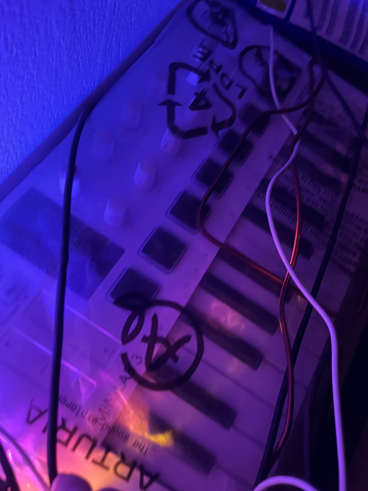 Arturia MiniLab 3 - Universal MIDI Controller for Music Production, with All-in-One Software Package - 25 Keys, 8 Multi-Color Pads - White | 25 Velocity-Sensitive Slim Keys, 8 Rgb Velocity and Pressure Pads, 8 Encoders, 4 Faders, USB-C and Midi Out customer photo 2