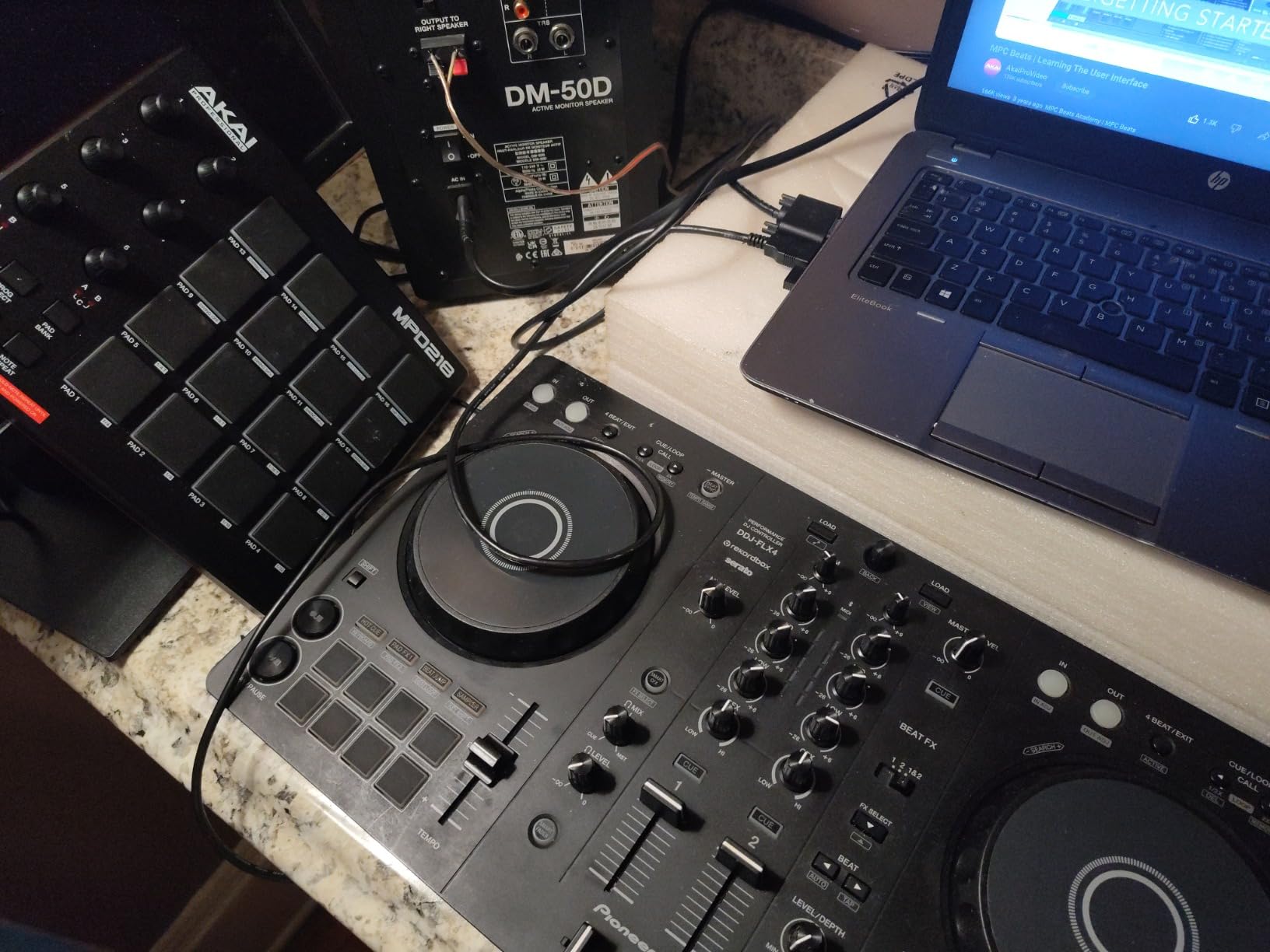 Pioneer DJ DDJ-FLX4 2-Channel DJ Controller, 16 Pads, Graphite customer photo 1