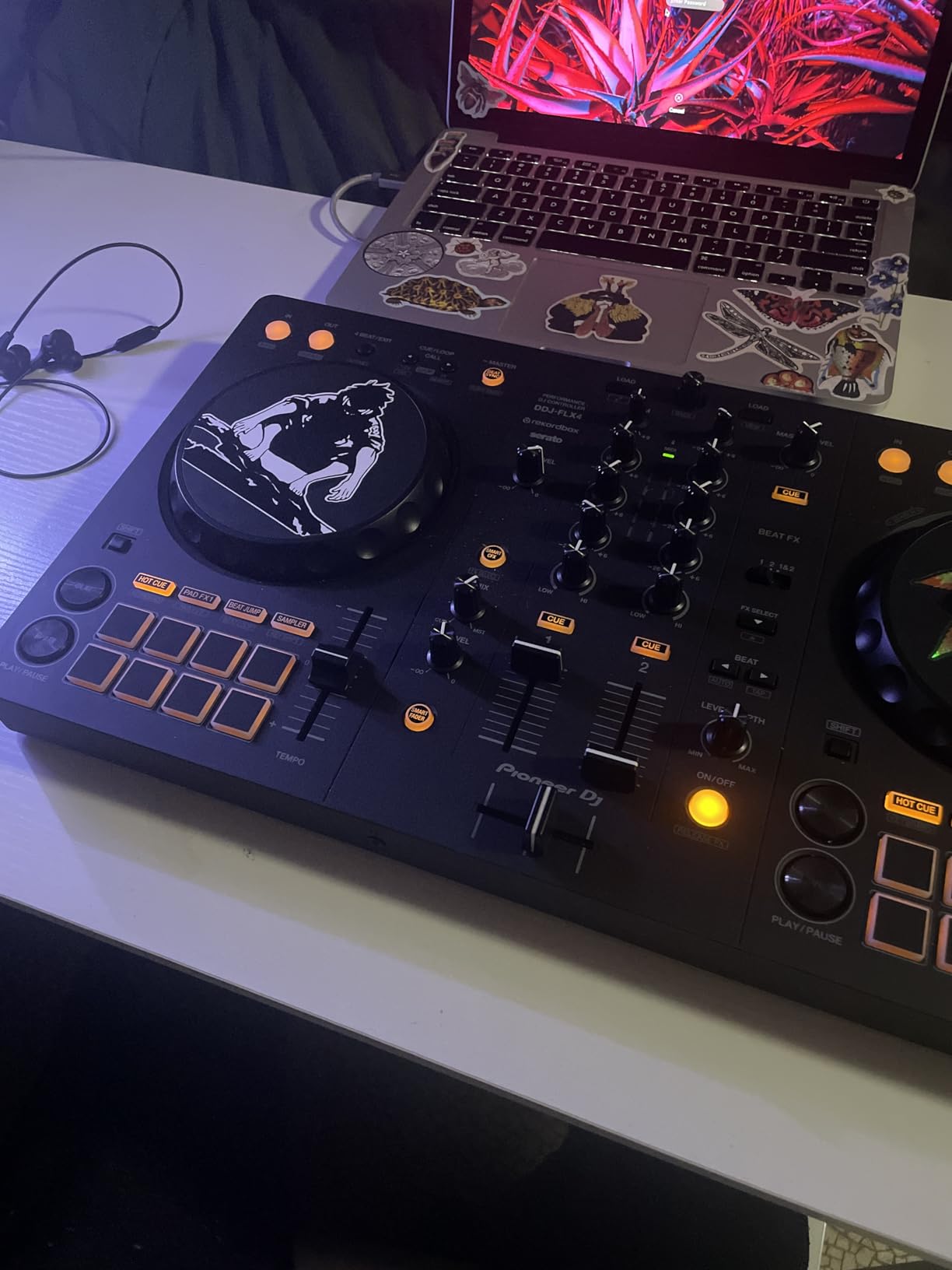 Pioneer DJ DDJ-FLX4 2-Channel DJ Controller, 16 Pads, Graphite customer photo 2