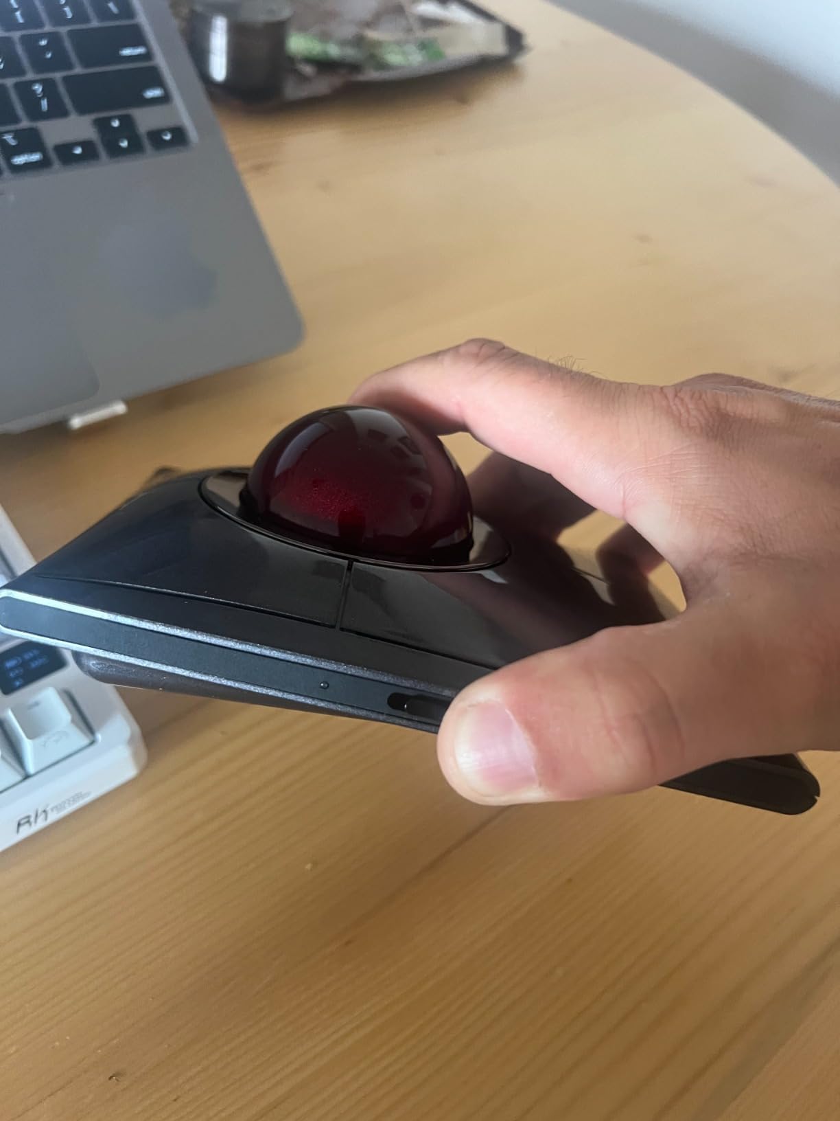 Kensington SlimBlade Pro Wireless Trackball, Rechargeable Battery, Bluetooth 2.4GHz Connection Options (K72080WW) | Rechargeable battery, Bluetooth and 2.4GHz connection options, precise ergonomic control customer photo 1