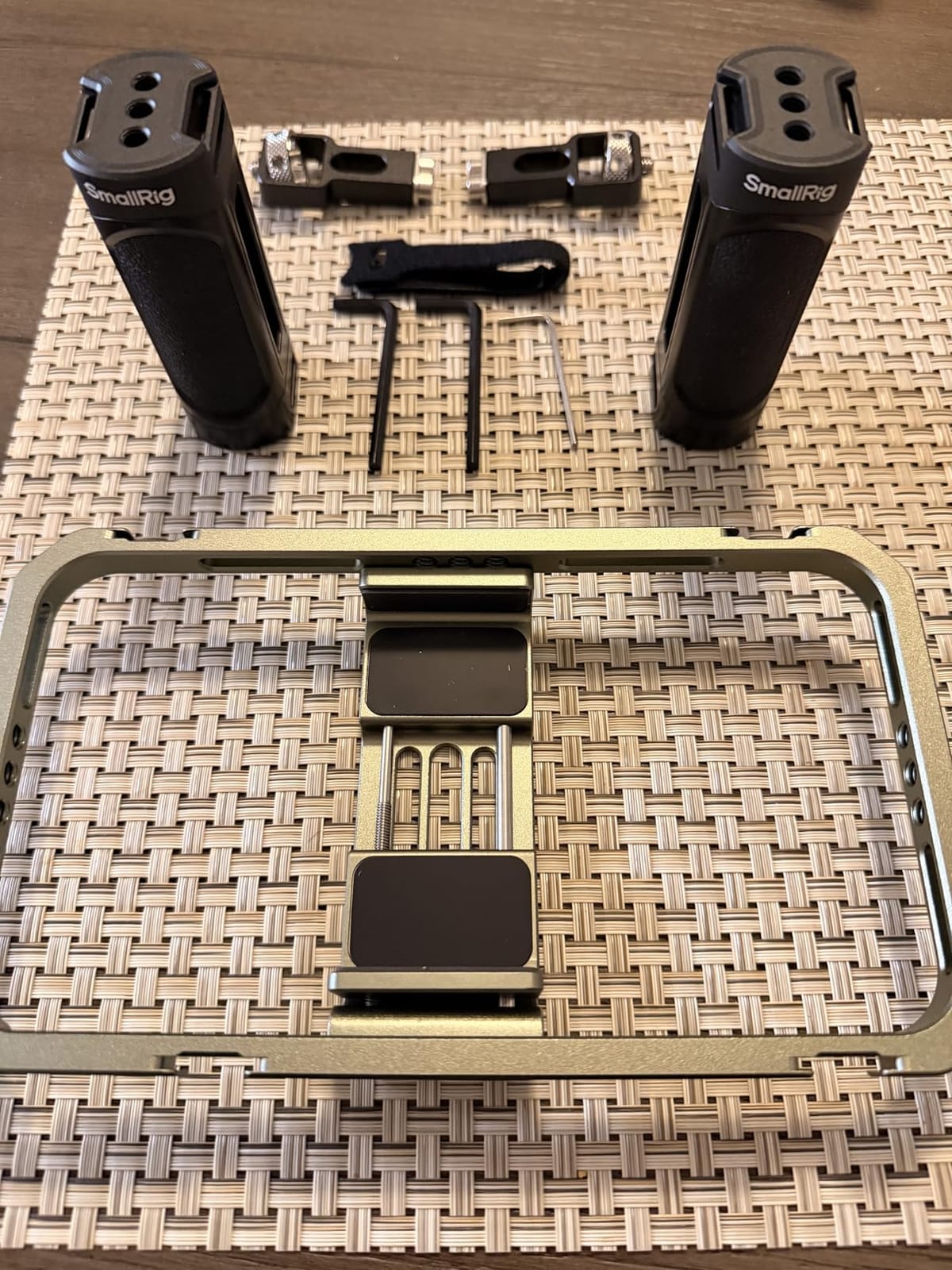 SmallRig Universal Phone Cage, Smartphone Video Rig Kit with Handles, Handheld Filmmaking Vlogging Case Stabilizer for Videomaker, for iPhone 17/16/15 for Samsung for Pixel and Other Android Phones customer photo 1