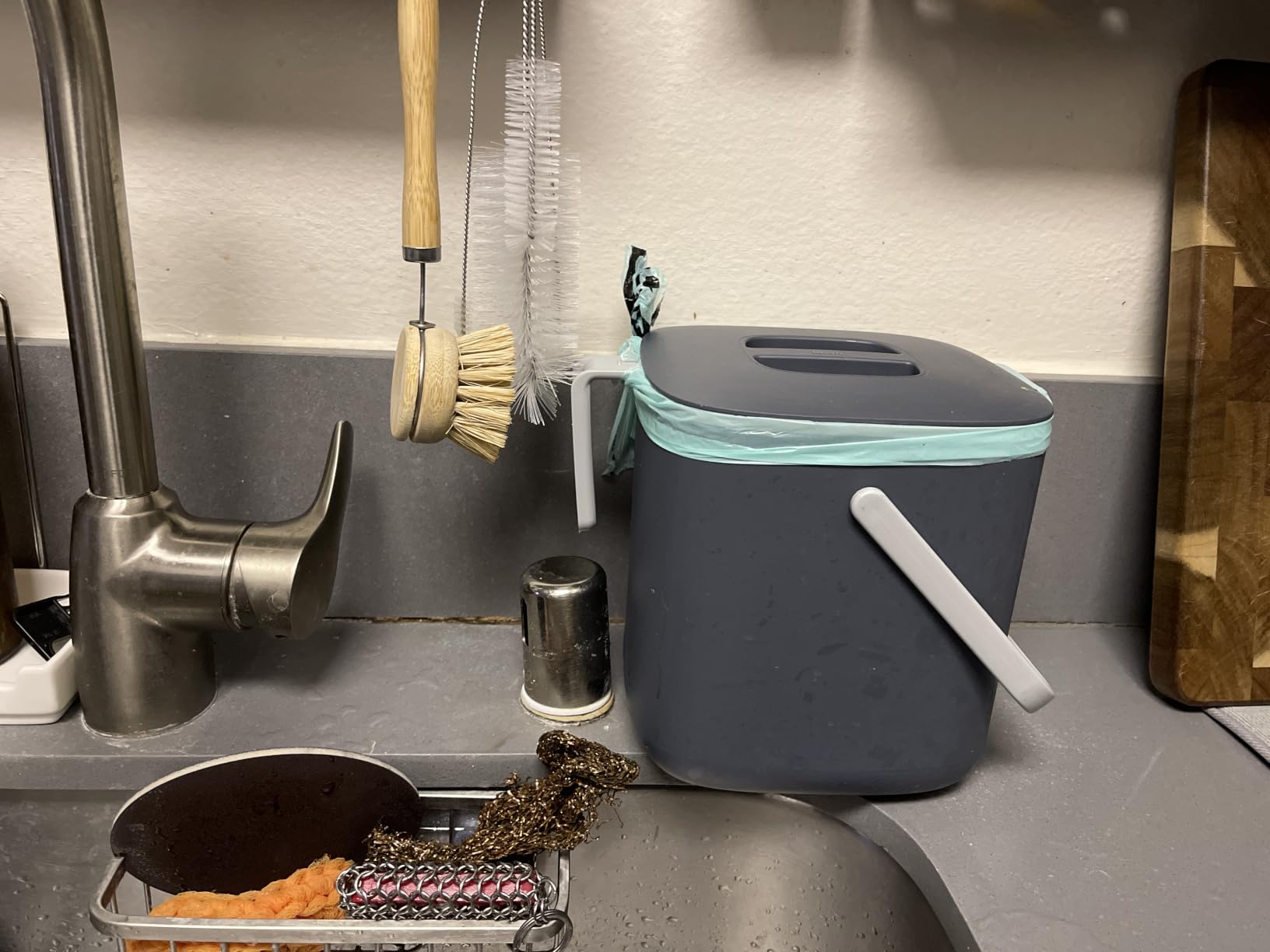 Blue Ginkgo Kitchen Compost Bin, 5L Countertop Compost Bin, Dark Grey | Odor-Tight. Filter-Free. Dishwasher Safe. customer photo 1