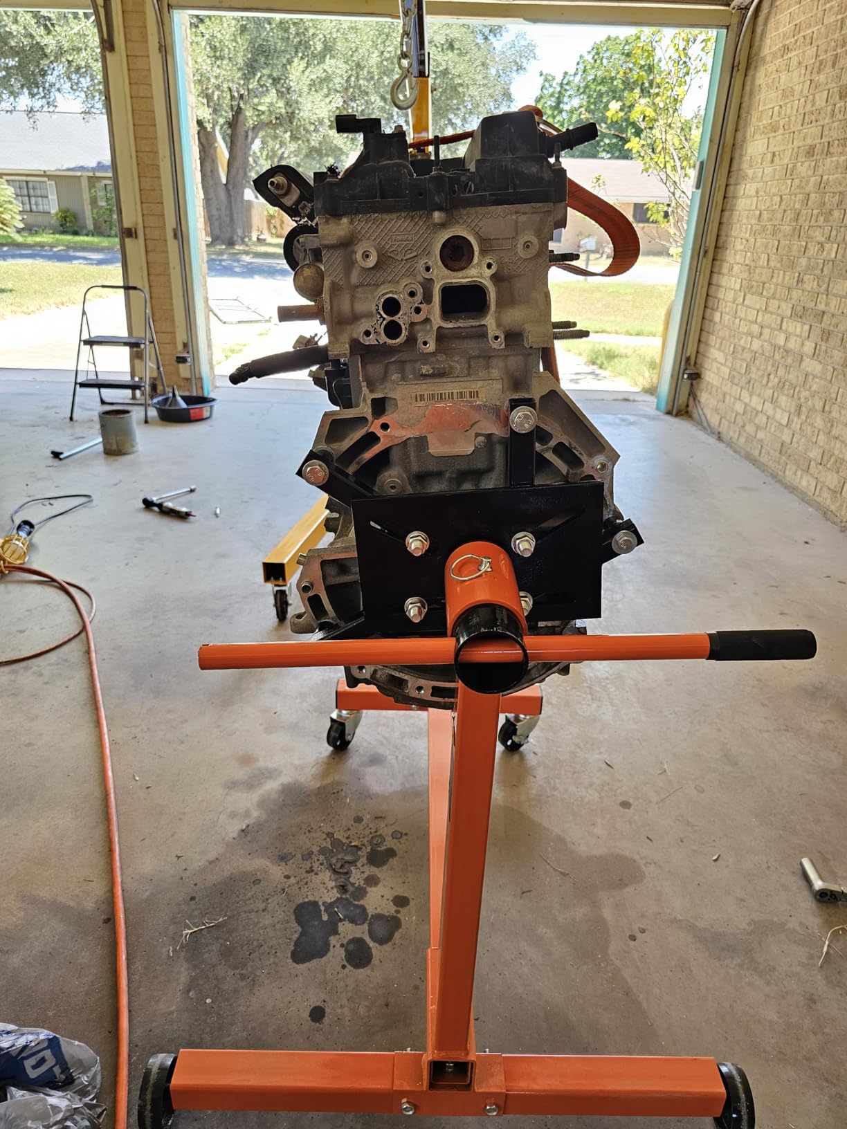 VEVOR Engine Stand, 750 lbs (3/8 Ton) Rotating Engine Motor Stand with 360 Degree Adjustable Head, Cast Iron Motor Hoist Dolly, 4-Caster, 4 Adjustable Arms, for Vehicle Maintenance, Auto Repair customer photo 1