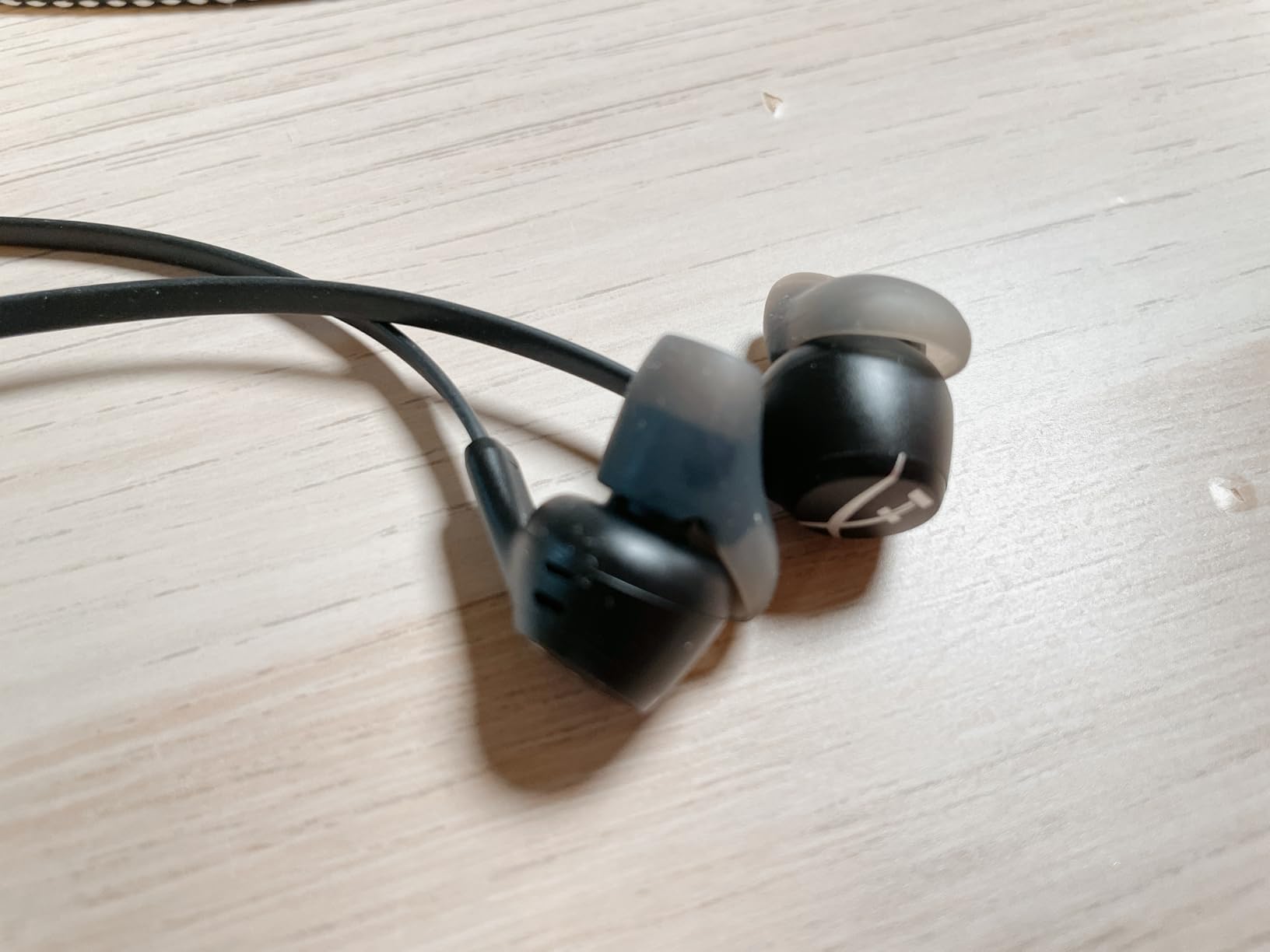HyperX Cloud Earbuds II - 14mm Drivers, Four Eartips, Hard-Shell Carrying Case, Low-Profile 90° Plug, 3.5mm Plug, Built-in Microphone, Multi-Function Button, PC, Mobile, Nintendo Switch - Red customer photo 1
