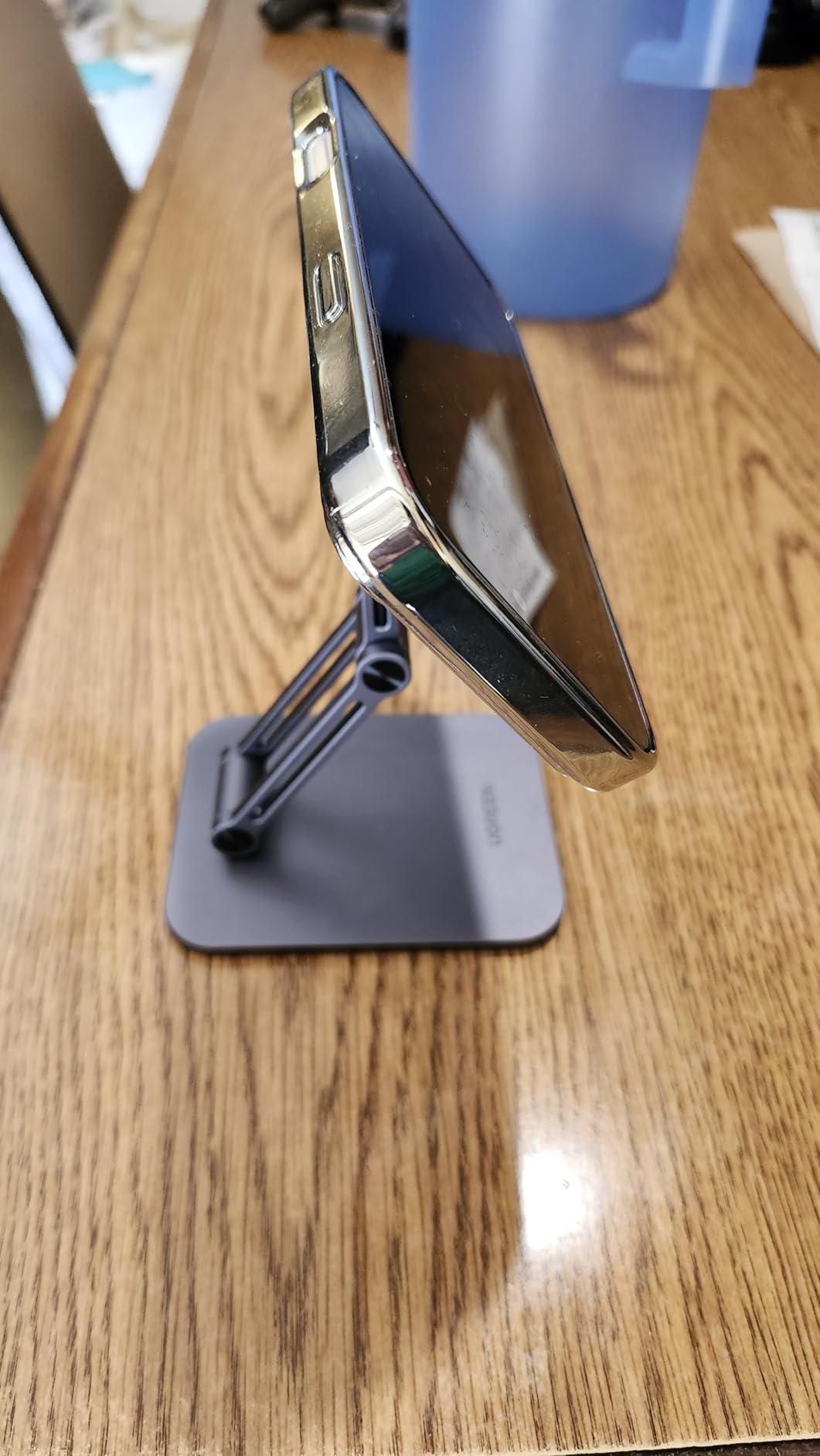 UGREEN Magnetic Phone Stand Compatible with MagSafe, Aluminum Cell Phone Stand for Desk customer photo 1