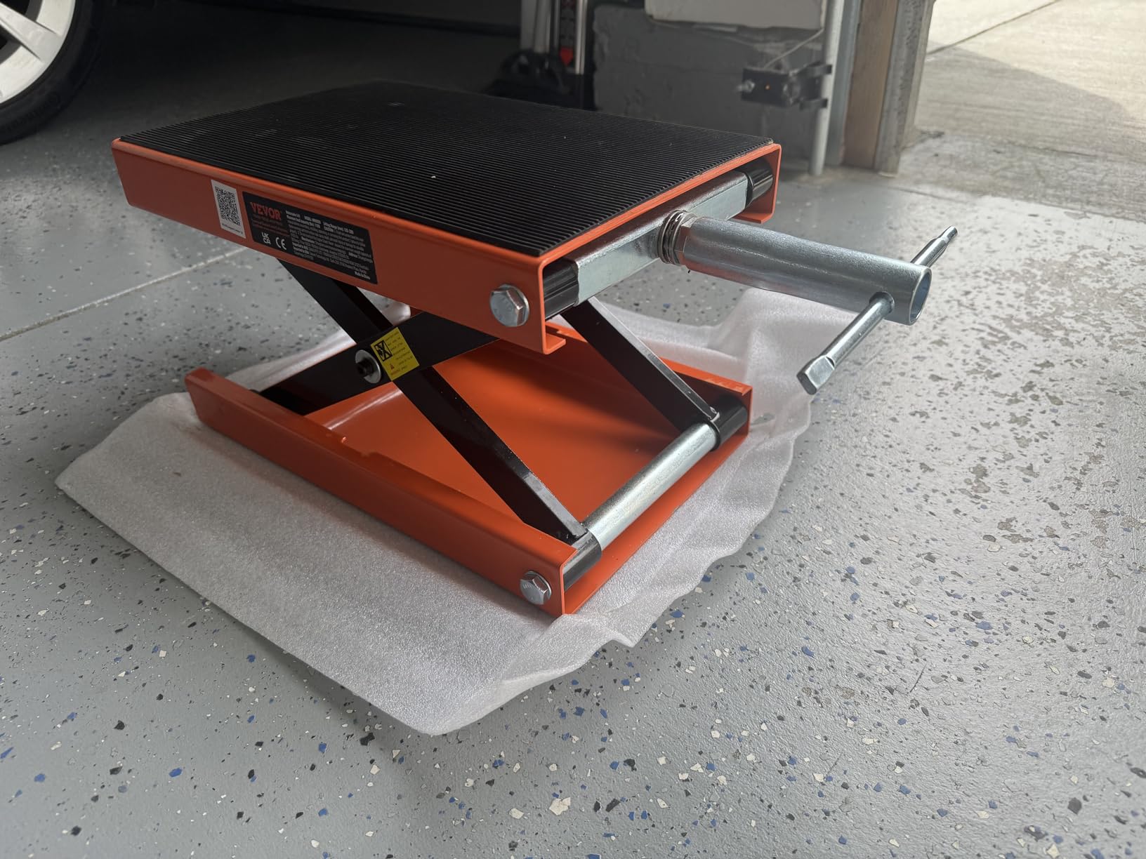 VEVOR Motorcycle Lift 1100lbs ATV Scissor Lift Jack with Dolly & Hand Crank | Garage Repair Center Hoist Crank Stand with Wide Deck and Tool Tray for Street Bikes, Cruiser Bikes, Touring Motorcycles | Garage Repair Center Hoist Crank Stand with Wide Deck and Tool Tray for Street Bikes, Cruiser Bikes, Touring Motorcycles customer photo 1
