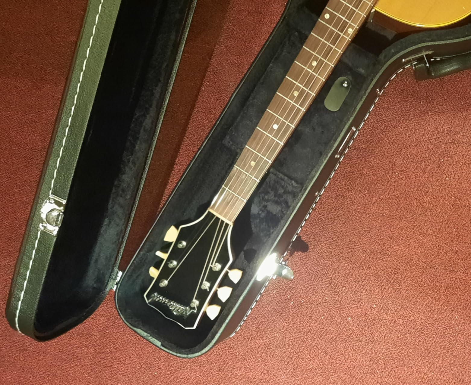 Gearlux Dreadnought Acoustic Guitar Hardshell Case with Accessory Compartment - Black customer photo 2