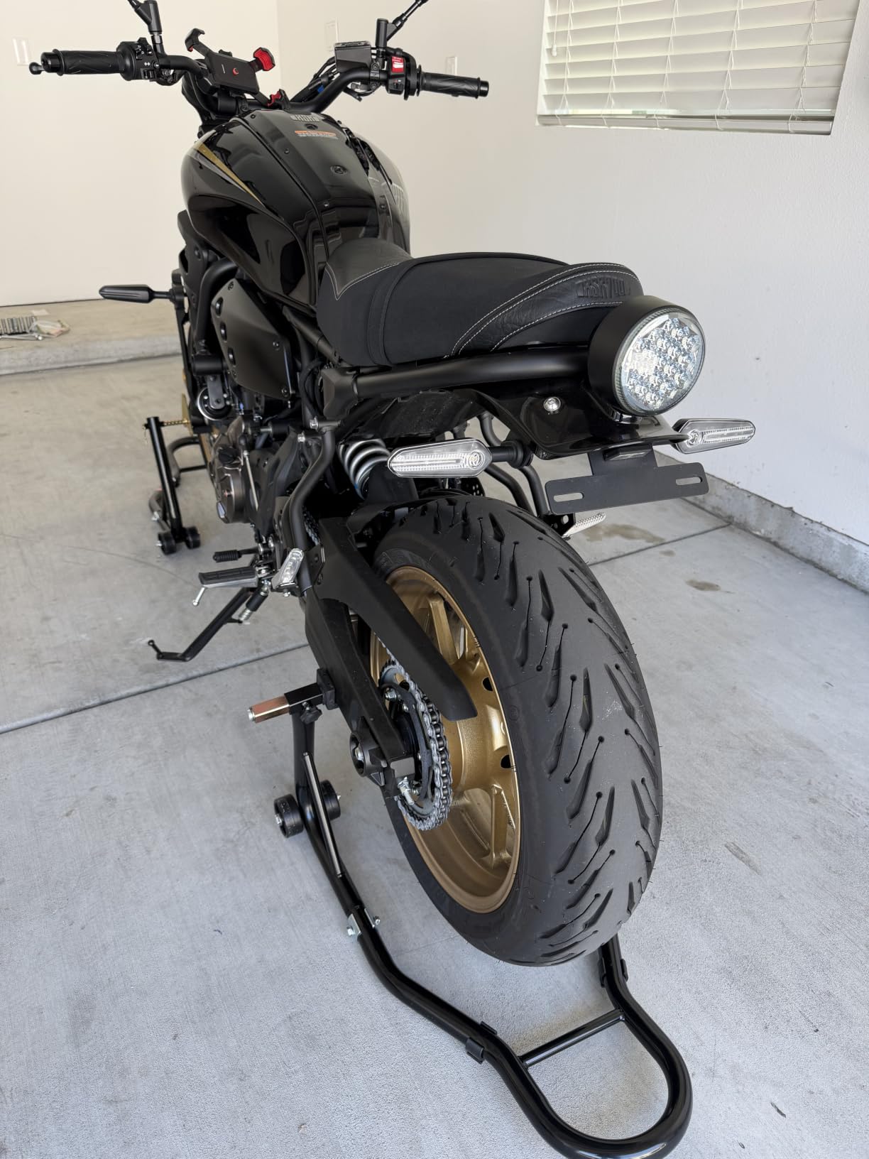 VEVOR Motorcycle Stand Lift 850lbs Front Rear Combo Stand Lift Stand Front Wheel Fork Stands Rear U+L Fork Swingarm Spool Stands Compatible with Most Yamaha Honda Kawasaki Suzuki Motorcycles customer photo 1