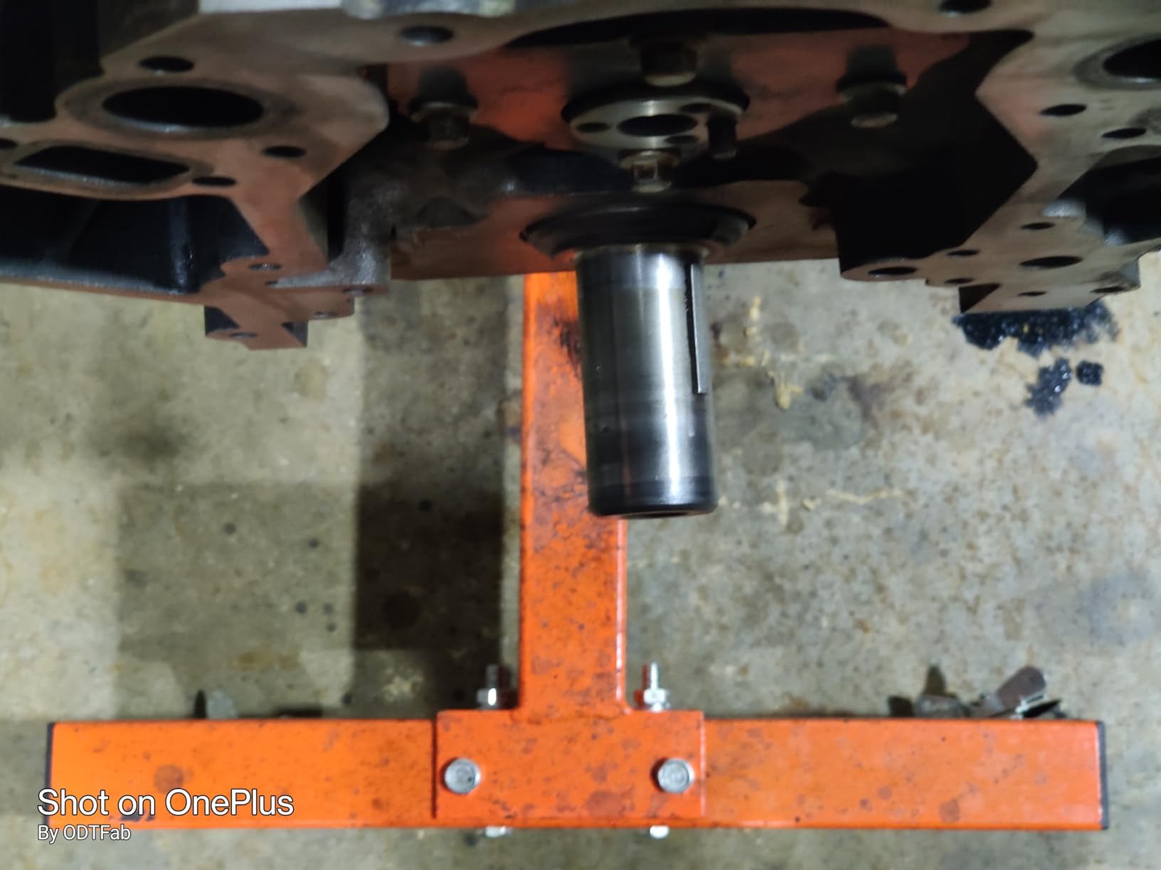 VEVOR Engine Stand 1500 LBS Capacity 360° Rotating Head with 5 Casters | Heavy Duty Steel Motor Stand with 4 Adjustable Arms, Ideal for Engine Repair, Vehicle Maintenance and Auto Workshop Use customer photo 1