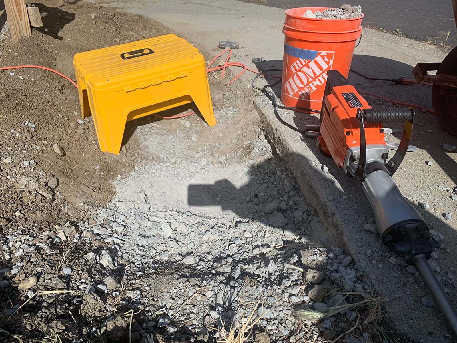 VEVOR Demolition Jack Hammer 2200W Electric Jackhammer Concrete Breaker | For Concrete Demolition, 1350 BPM, 360° Rotary Handle, Heavy Duty, Portable, with 4pcs Chisels Bit and Storage Case, Black customer photo 1