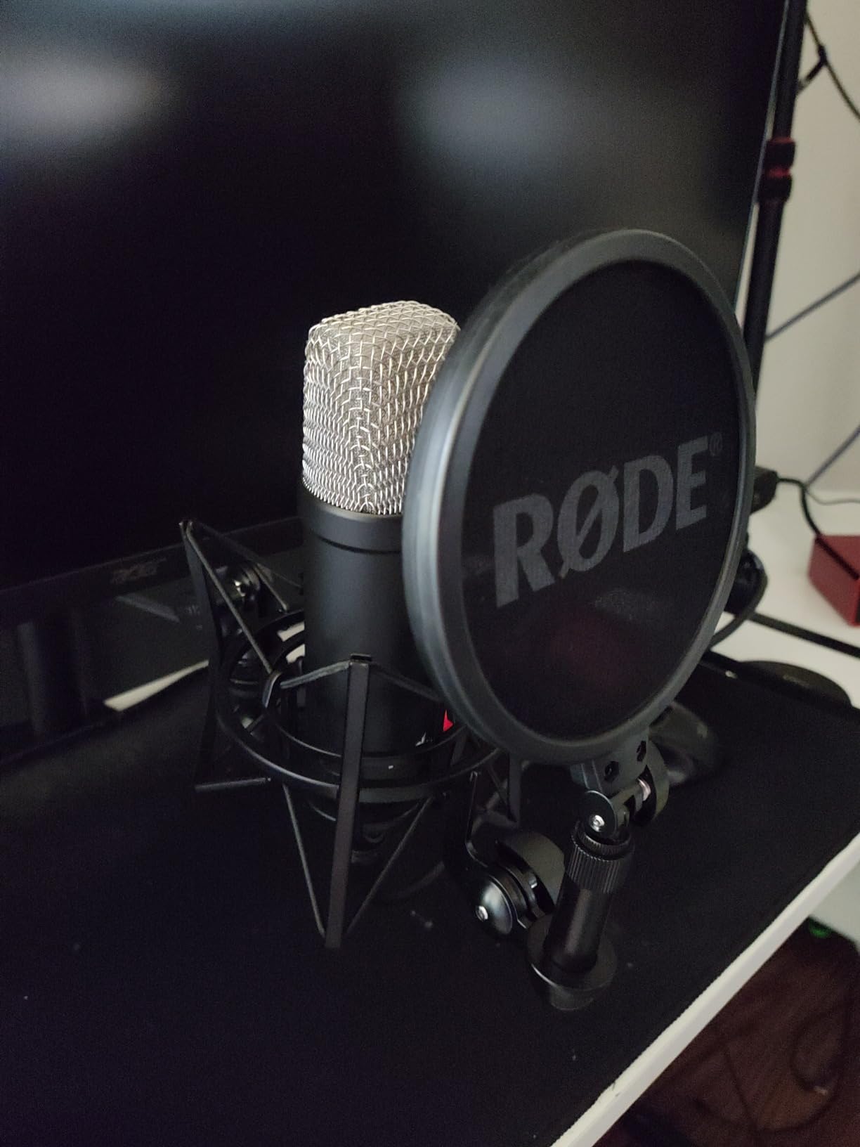 Rode NT1 Signature Series Large-Diaphragm Condenser Microphone with Shock Mount, Pop Filter and XLR Cable for Music Production, Vocal Recording, Streaming and Podcasting (Black) customer photo 1