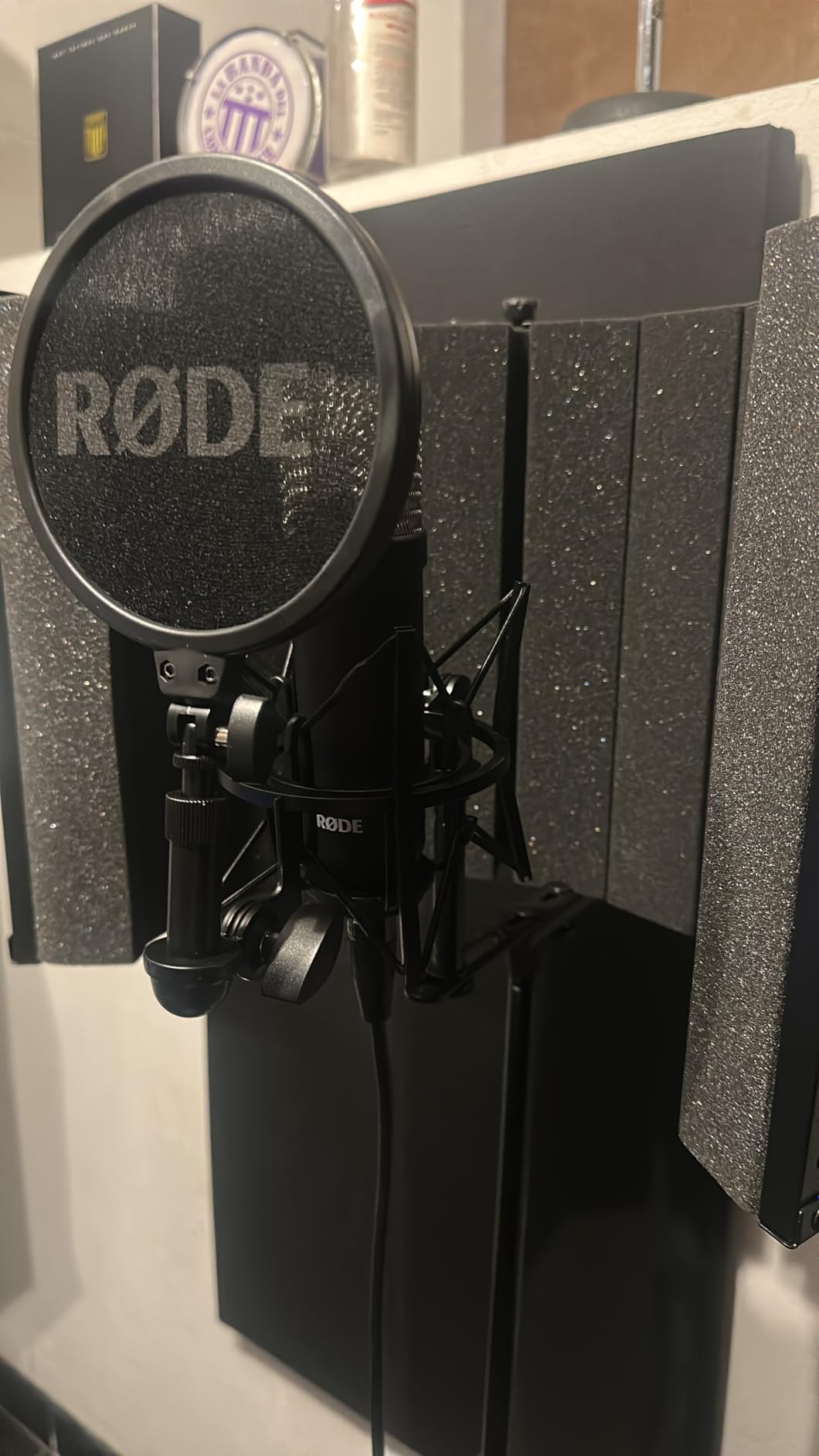 Rode NT1 Signature Series Large-Diaphragm Condenser Microphone with Shock Mount, Pop Filter and XLR Cable for Music Production, Vocal Recording, Streaming and Podcasting (Black) customer photo 2