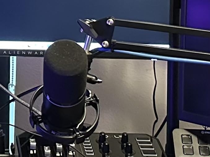 MAONO XLR/USB Dynamic Microphone Kit, RGB Podcast Mic with Software, Mute, Gain Knob, Volume Control, Boom Arm for Streaming, Gaming, Voice-Over, Recording-PD200XS Black customer photo 1