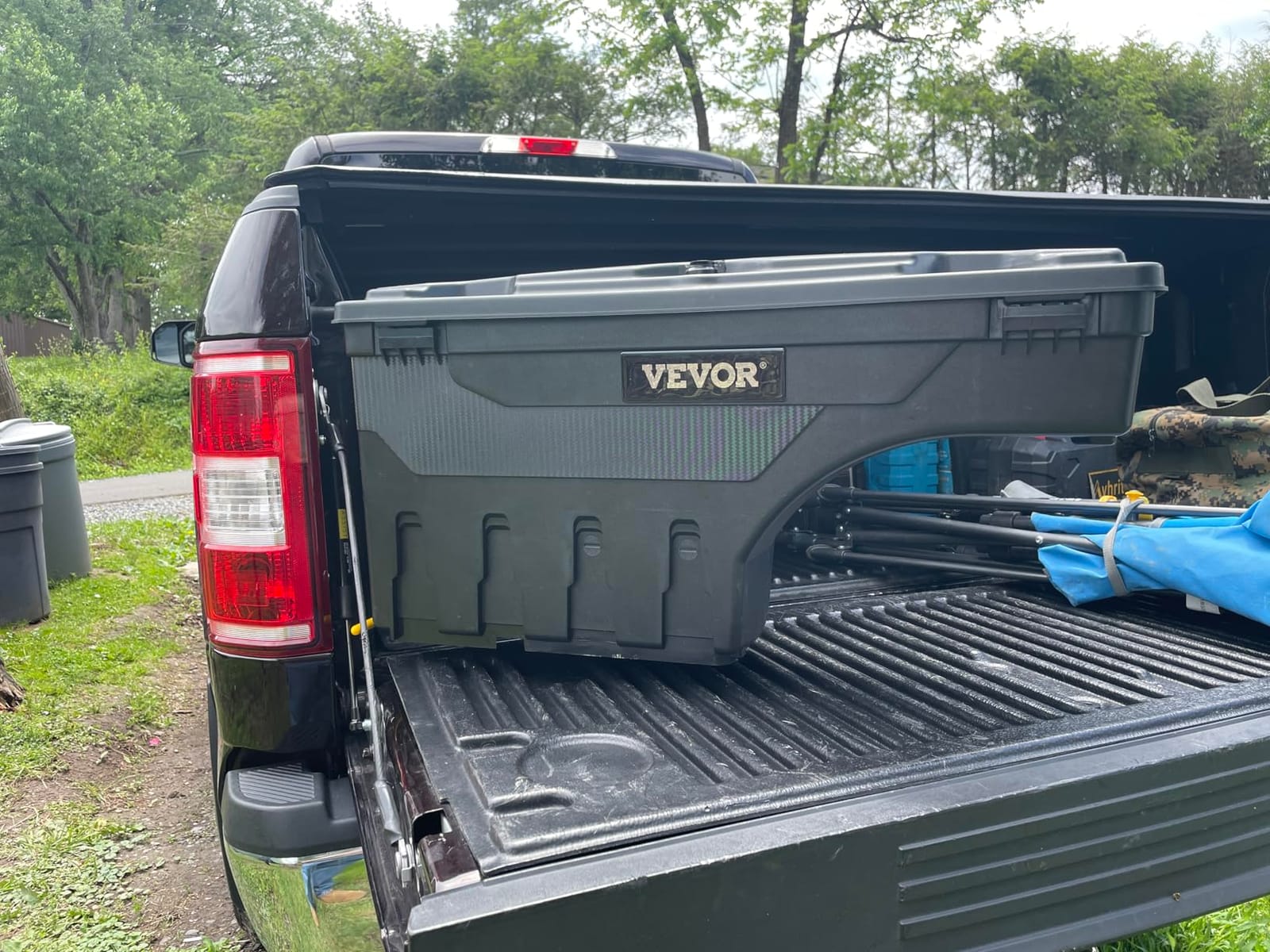 VEVOR Truck Bed Storage Box, Lockable Lid, Waterproof ABS Wheel Well Tool Box 6.6 Gal, Compatible with Chevrolet Silverado 1500 GMC Sierra 1500 2019-2020 customer photo 1