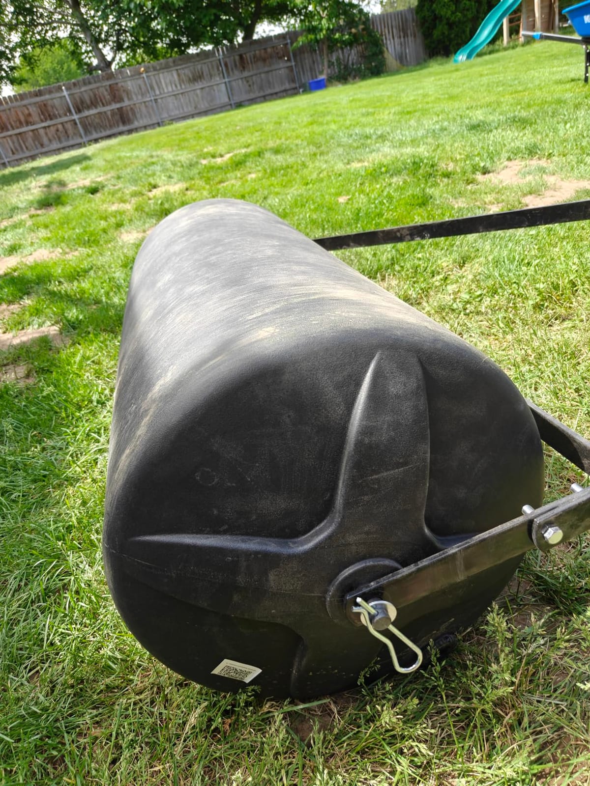 VEVOR Tow Behind Lawn Roller, 400lbs Sand/Water Filled Yard Roller, LLDPE Drum and Steel Frame Sod Roller with Easy-Turn Plug, Tow Behind a Tractor or ATV for Lawn, Garden, Farm, Park, Black customer photo 1