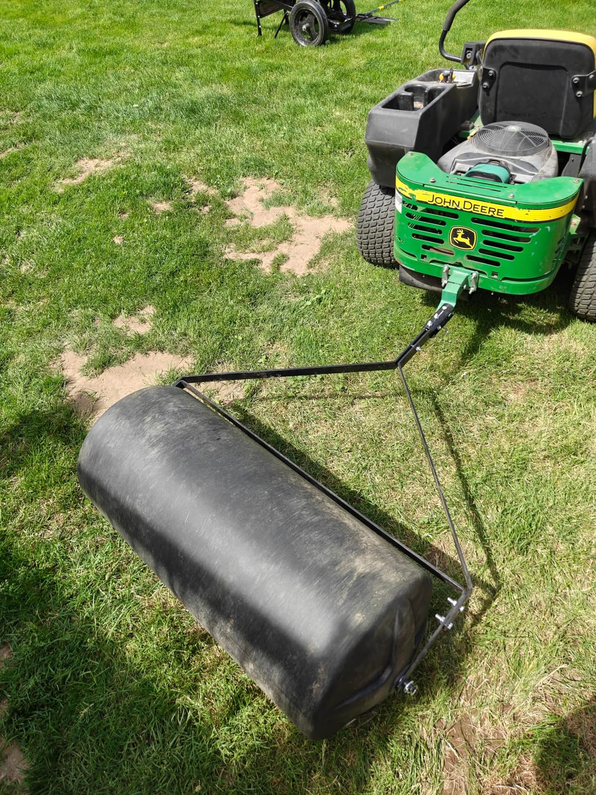 VEVOR Tow Behind Lawn Roller, 400lbs Sand/Water Filled Yard Roller, LLDPE Drum and Steel Frame Sod Roller with Easy-Turn Plug, Tow Behind a Tractor or ATV for Lawn, Garden, Farm, Park, Black customer photo 2