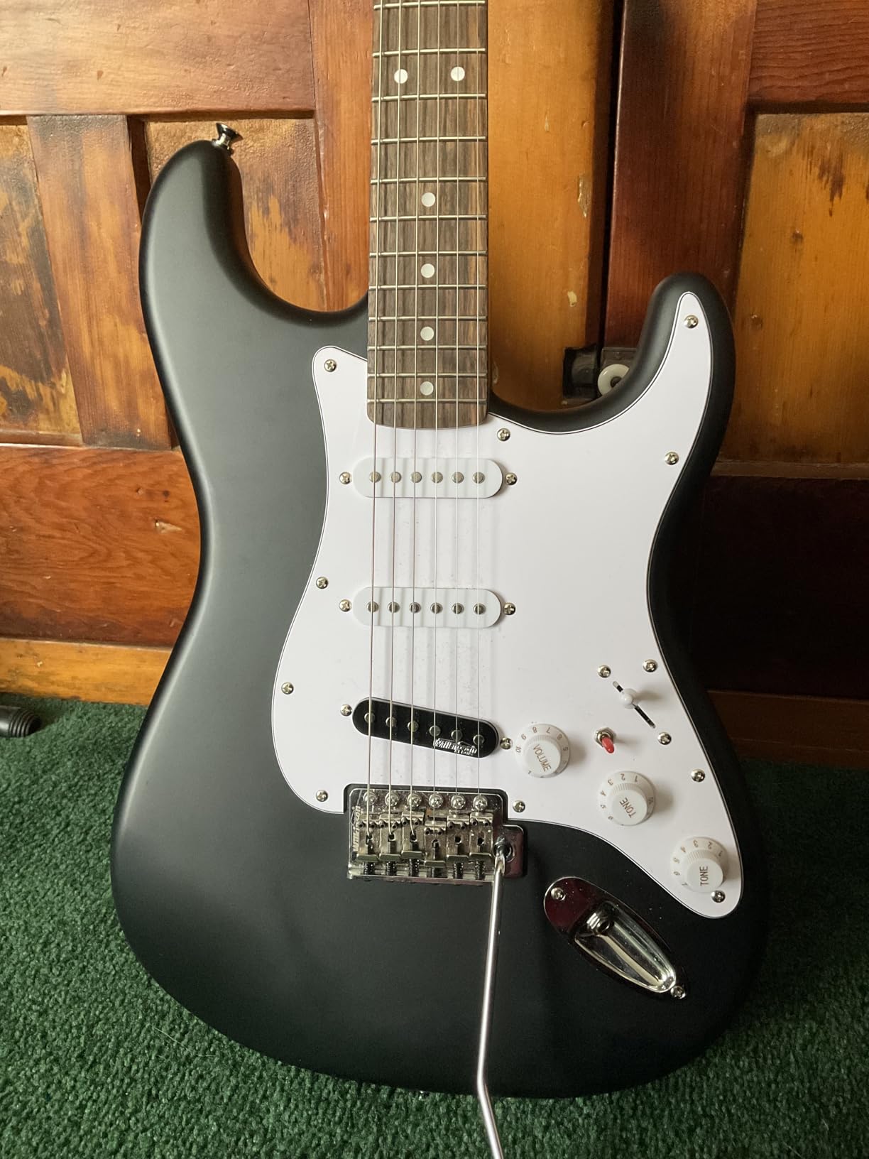 Fender Squier Debut Series Stratocaster Electric Guitar, Beginner Guitar, with 2-Year Warranty, Includes Free Lessons, Black with Matte Finish customer photo 2
