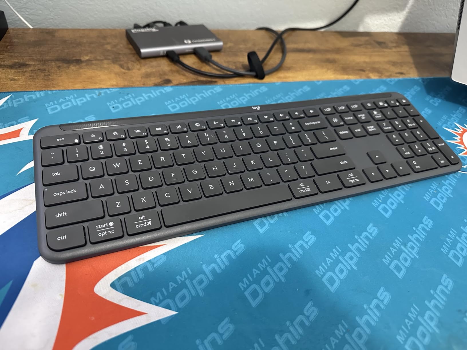 Logitech Signature Slim K950 Wireless Keyboard with Quiet Typing - Graphite | Full size, sleek design with number pad, laptop-style typing, pair up to 3 multi-OS devices, Multi-OS, Windows, Mac, Chrome customer photo 2