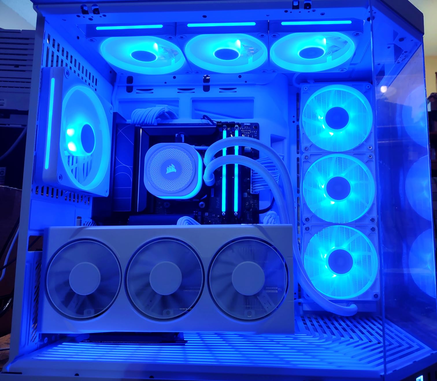 Hyte Y70 Modern Aesthetic Gaming PC Case - Panoramic Glass | High-Airflow Design | Cable Management | Dual Chamber ATX Mid-Tower Chassis | 10 Fan Capacity | Luxury PCIe 4.0 Riser Cable - Snow White customer photo 2