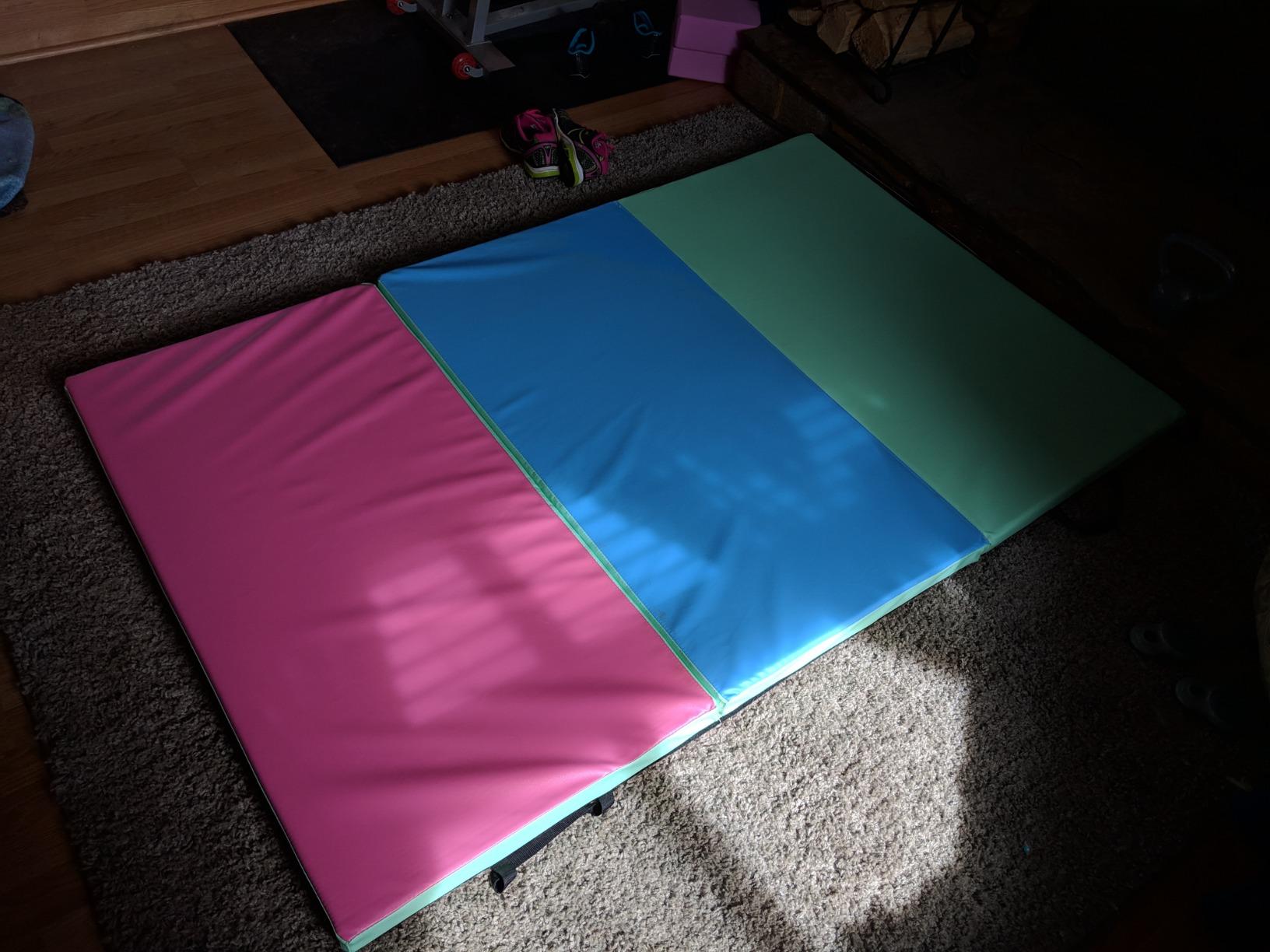 Giantex 6'x4'x2 Gymnastics Mat, Folding Anti-Tear Tumbling Mat w/Carrying Handles, Hook and Loop Fastener, Lightweight Gymnastics Panel Mat, Folding Exercise Aerobics Mats for Gym Home customer photo 2