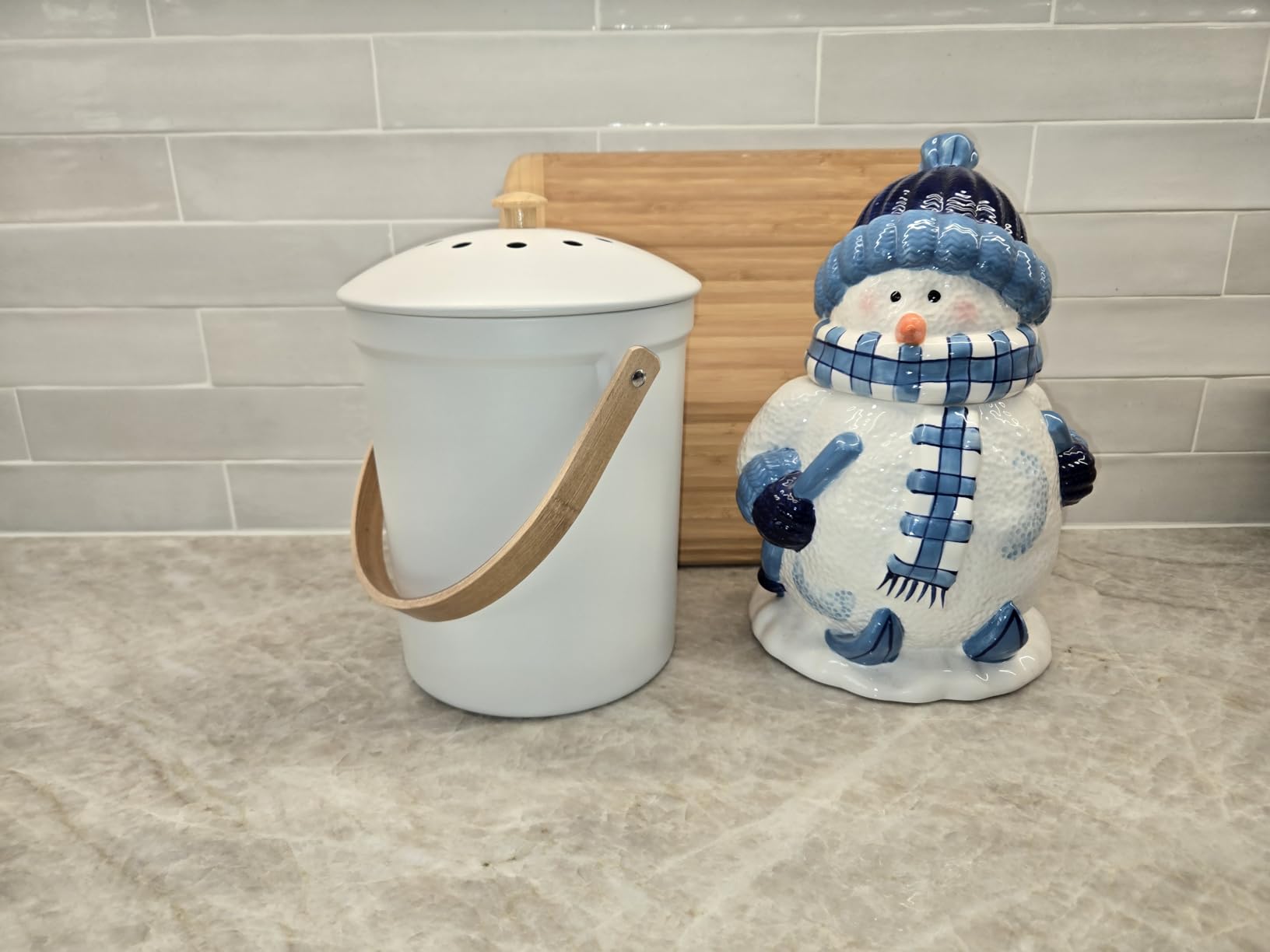 Beautiful Kitchen Compost Bin with Smell Proof Lid - Rust Proof and Odorless Compost Bucket for Your Countertop with No Smell Filters - Easy to Clean 1.1 Gallon Bin Looks Great On Any Kitchen Counter customer photo 1
