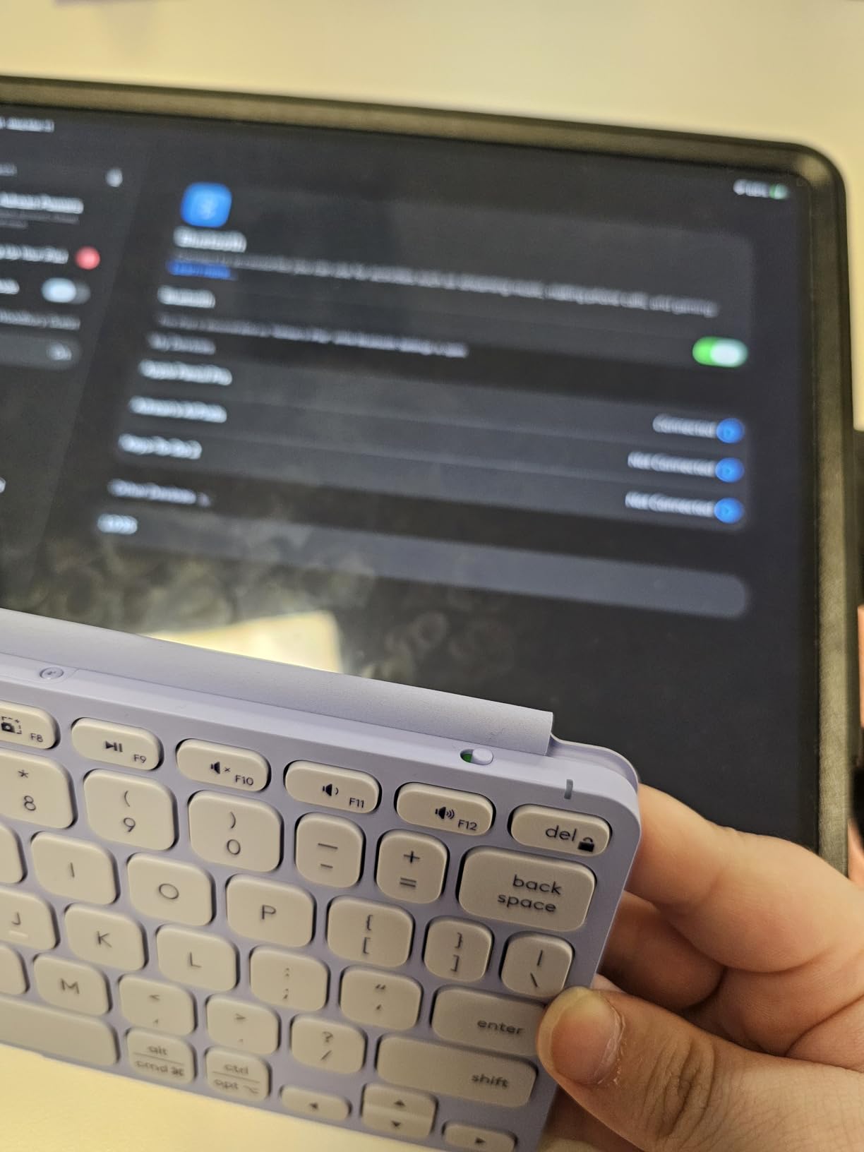 Logitech Keys-to-Go Bluetooth Keyboard for Windows and Android - Graphite | Portable Bluetooth tablet, built-in cover, slim & compact, for Windows, Android, Linux, iPad, iPhone, Mac, Apple TV customer photo 1