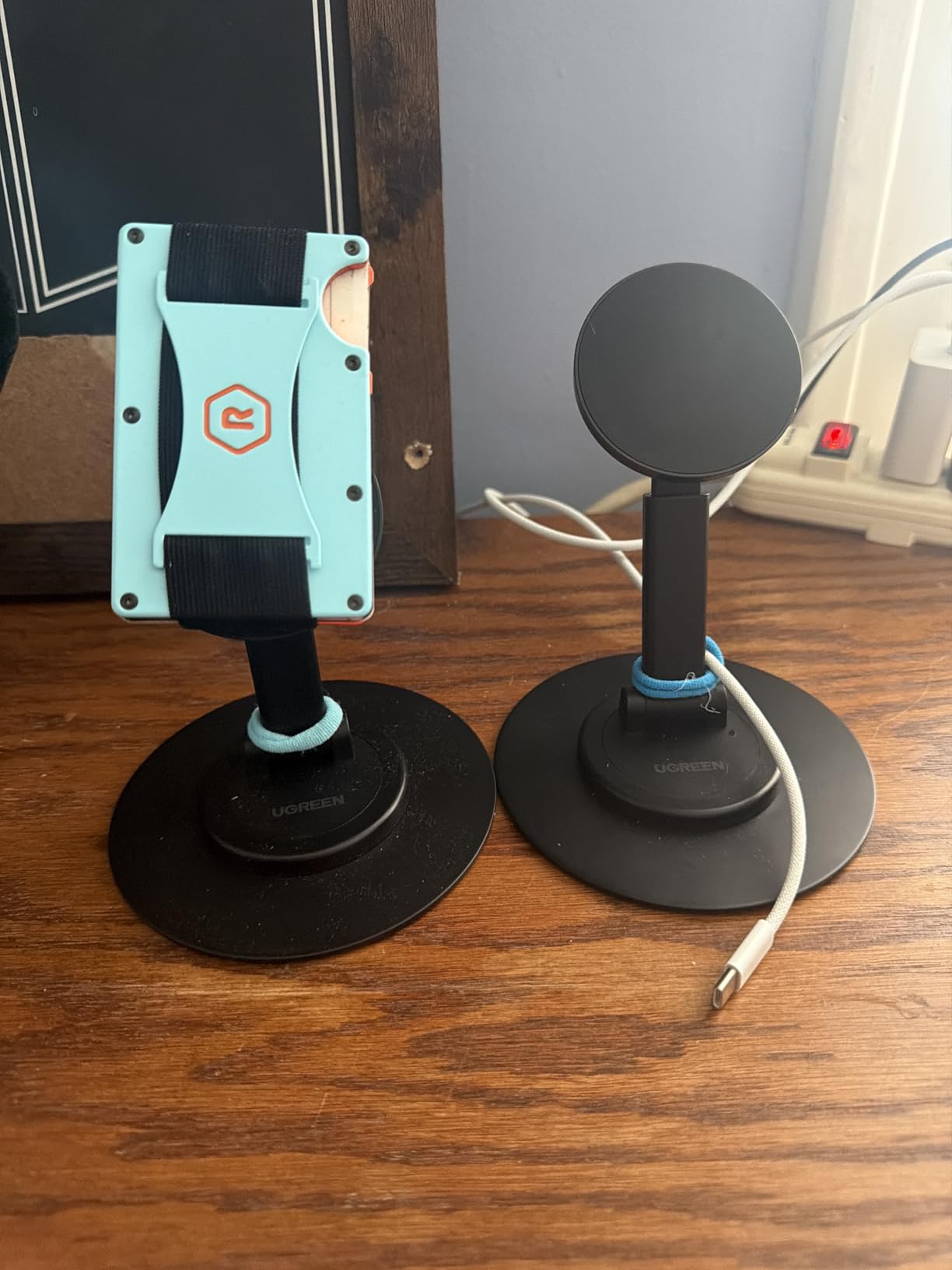 UGREEN Magnetic Phone Stand for MagSafe, Height Adjustable iPhone Stand for Desk with 360° Rotation customer photo 1