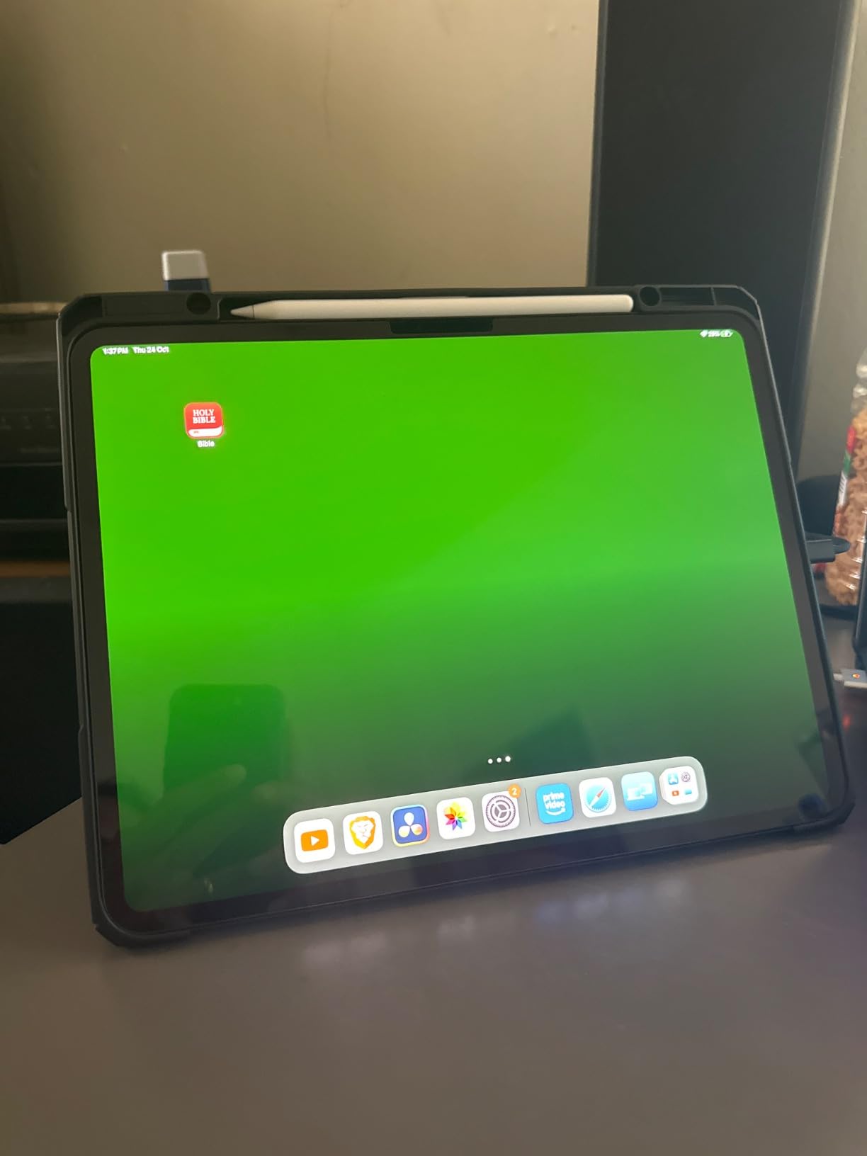 iPad Pro 13-Inch (M4): Built for Apple Intelligence, Ultra Retina XDR Display, 2TB, 12MP Front/Back Camera, LiDAR Scanner, Wi-Fi 6E, Face ID, All-Day Battery Life - Space Black customer photo 2
