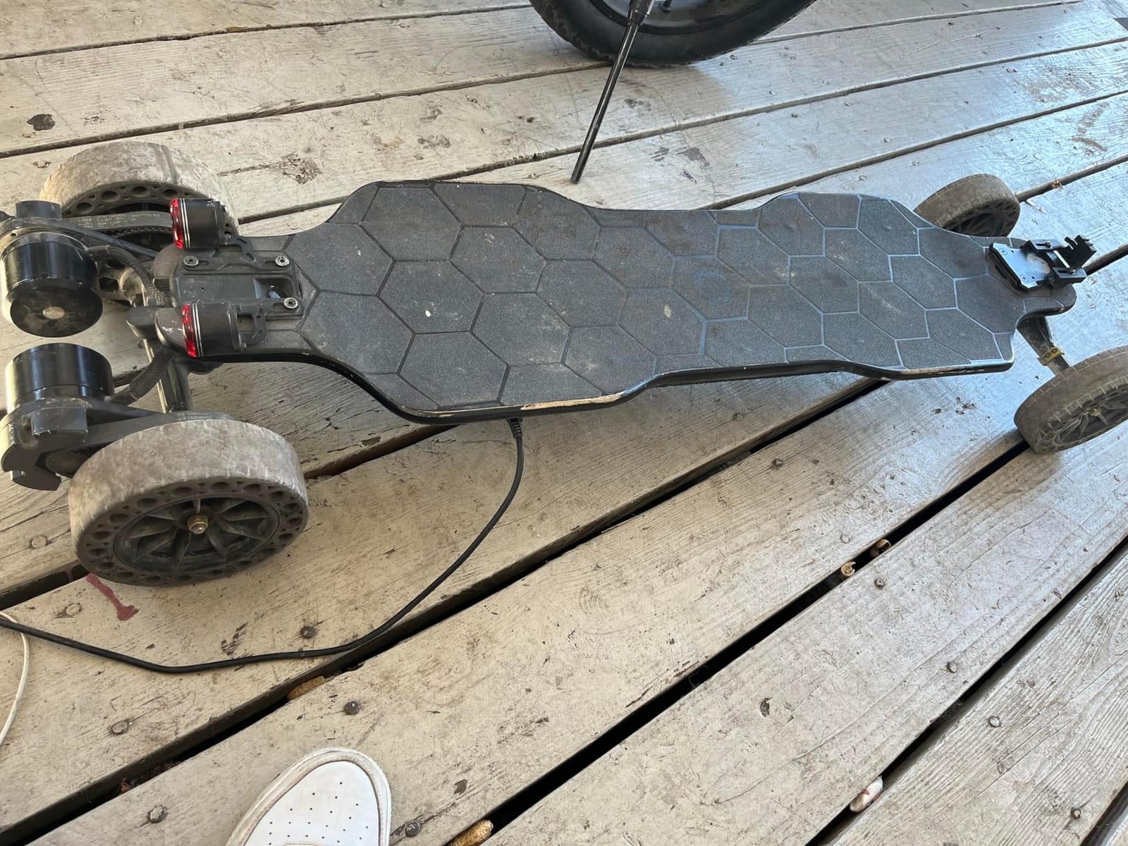 isinwheel V10 Off-Road Electric Skateboard, 3000W 32MPH for Adults, 3000W Belt-Drive Motor, 28 Miles Range, IP54 Water-Resistant, with Remote Control & Ambient Light customer photo 1