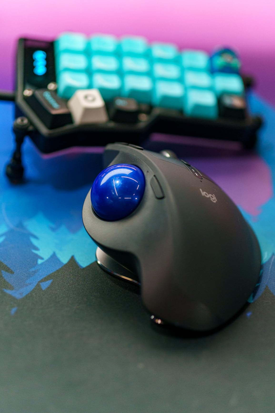 Logitech MX Ergo S Advanced Wireless Trackball Mouse USB C - Graphite | Advanced ergonomic design, rechargeable battery, Bluetooth and encrypted dongle, 6 programmable buttons, PC/Mac compatible customer photo 1