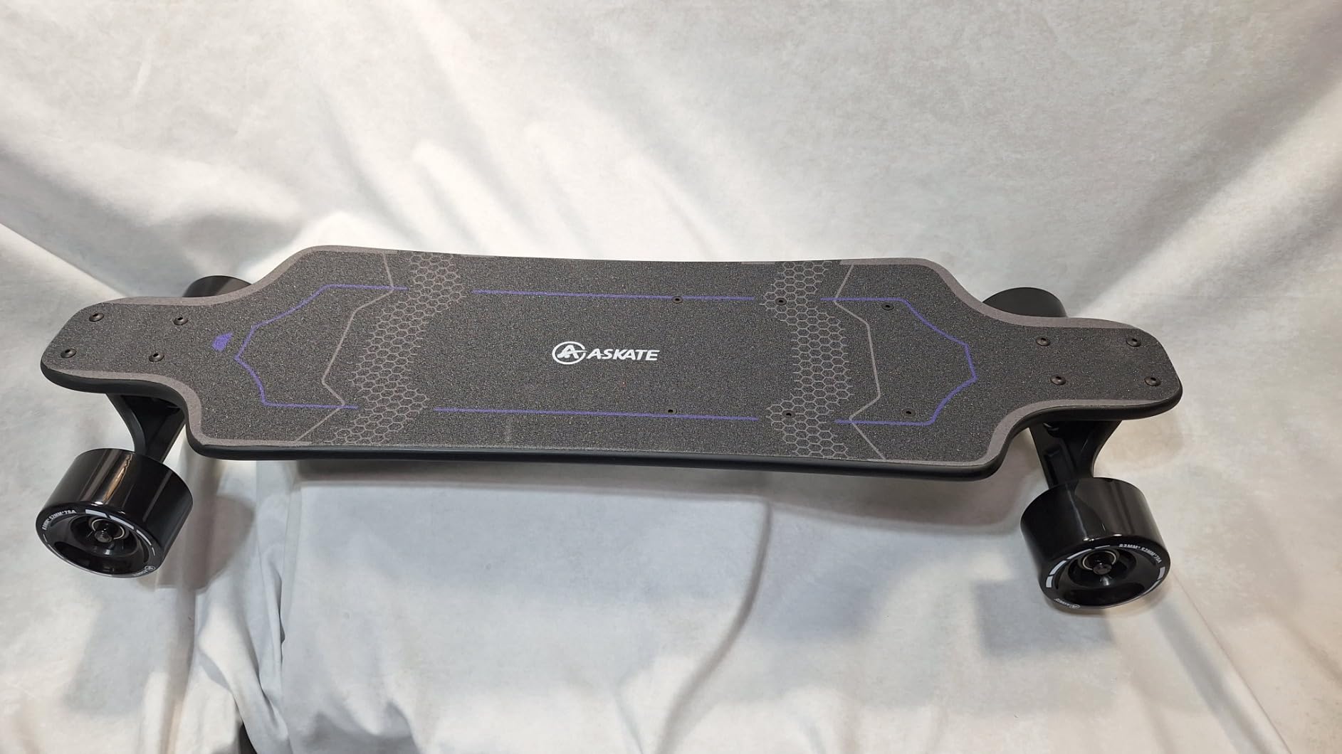 A1 Electric Skateboard with Remote, Range Up to 17 Miles/24 KM, 8 Ply Canadian Maple, Smooth Braking, Suitable for Younger Beginners customer photo 1