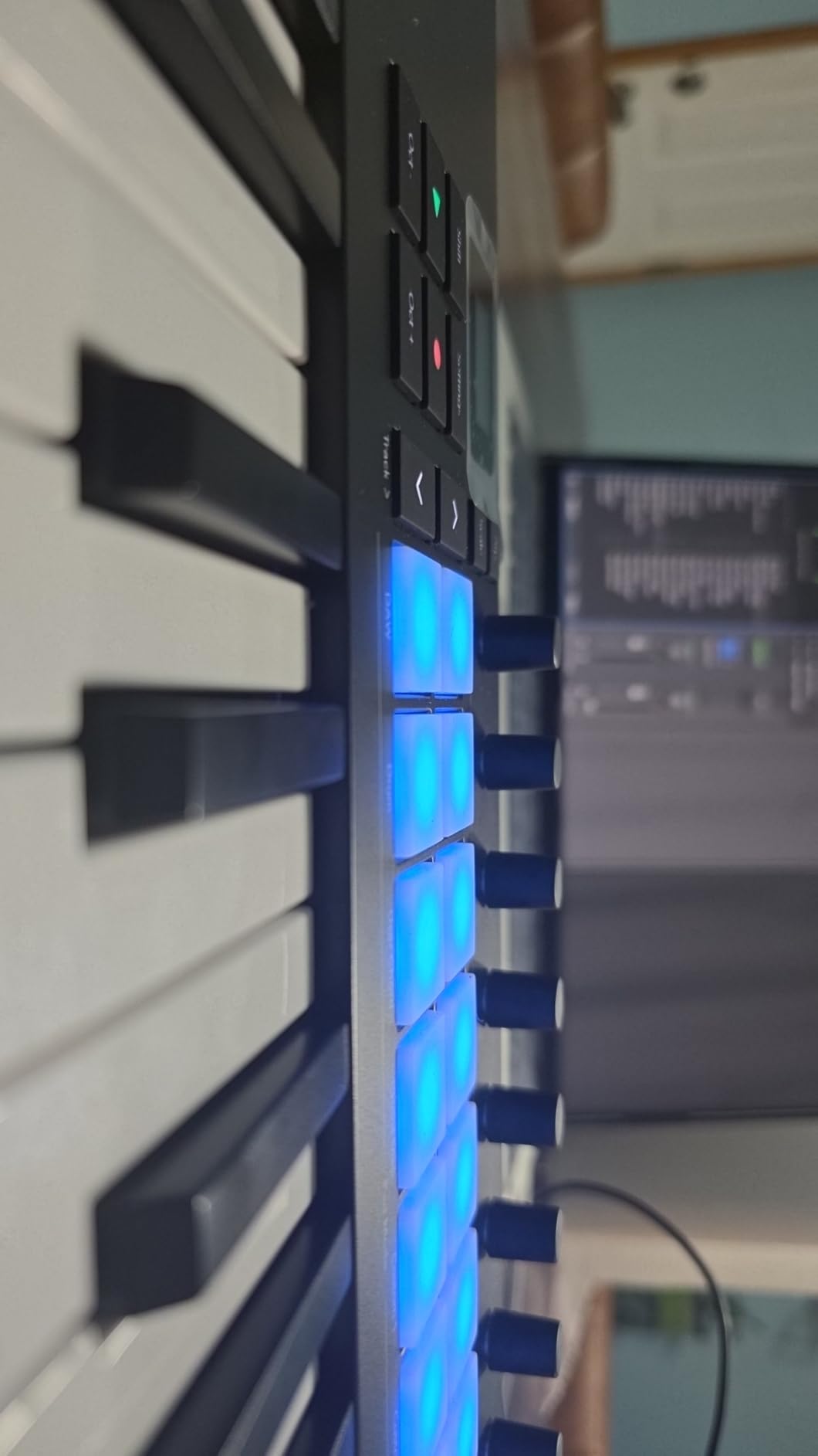Novation Launchkey Mini 37 MK4 - Portable 37 Mini-Key, USB, MIDI Keyboard Controller with DAW Integration. Chord Mode, Scale Mode, Drum Pads, and Arpeggiator. Includes Music Creation Software Bundle customer photo 1