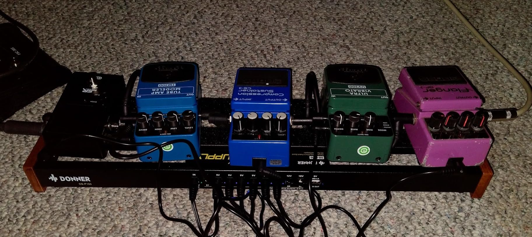Donner Guitar Pedal Board with Built-in Power Supply, Aluminium Alloy Effects Pedalboard, DB-P300, 3.4Lb, 19.7 * 12.3 * 1.8