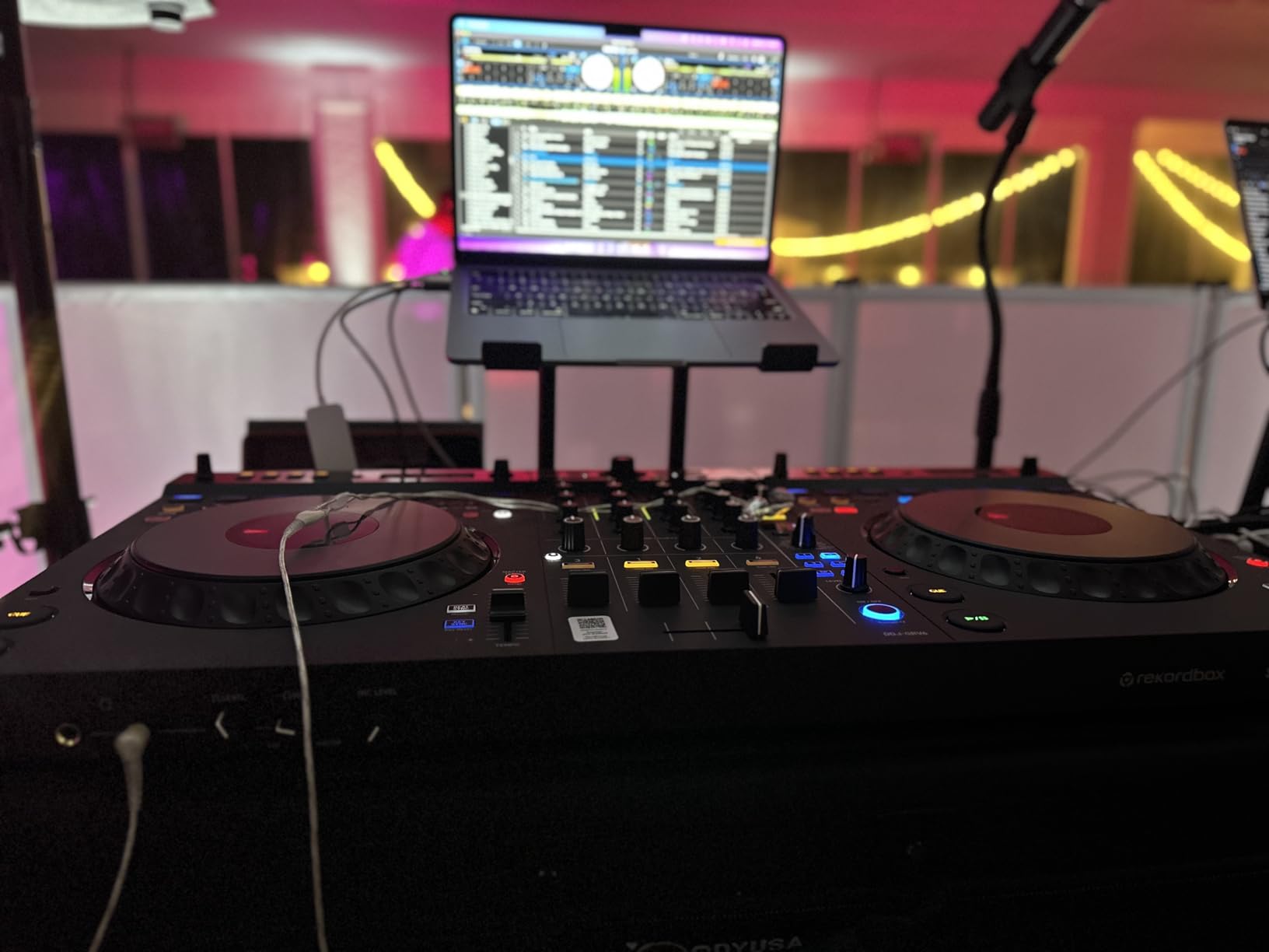 AlphaTheta DDJ-GRV6 4-Channel DJ Controller, Groove Circuit, Black customer photo 1