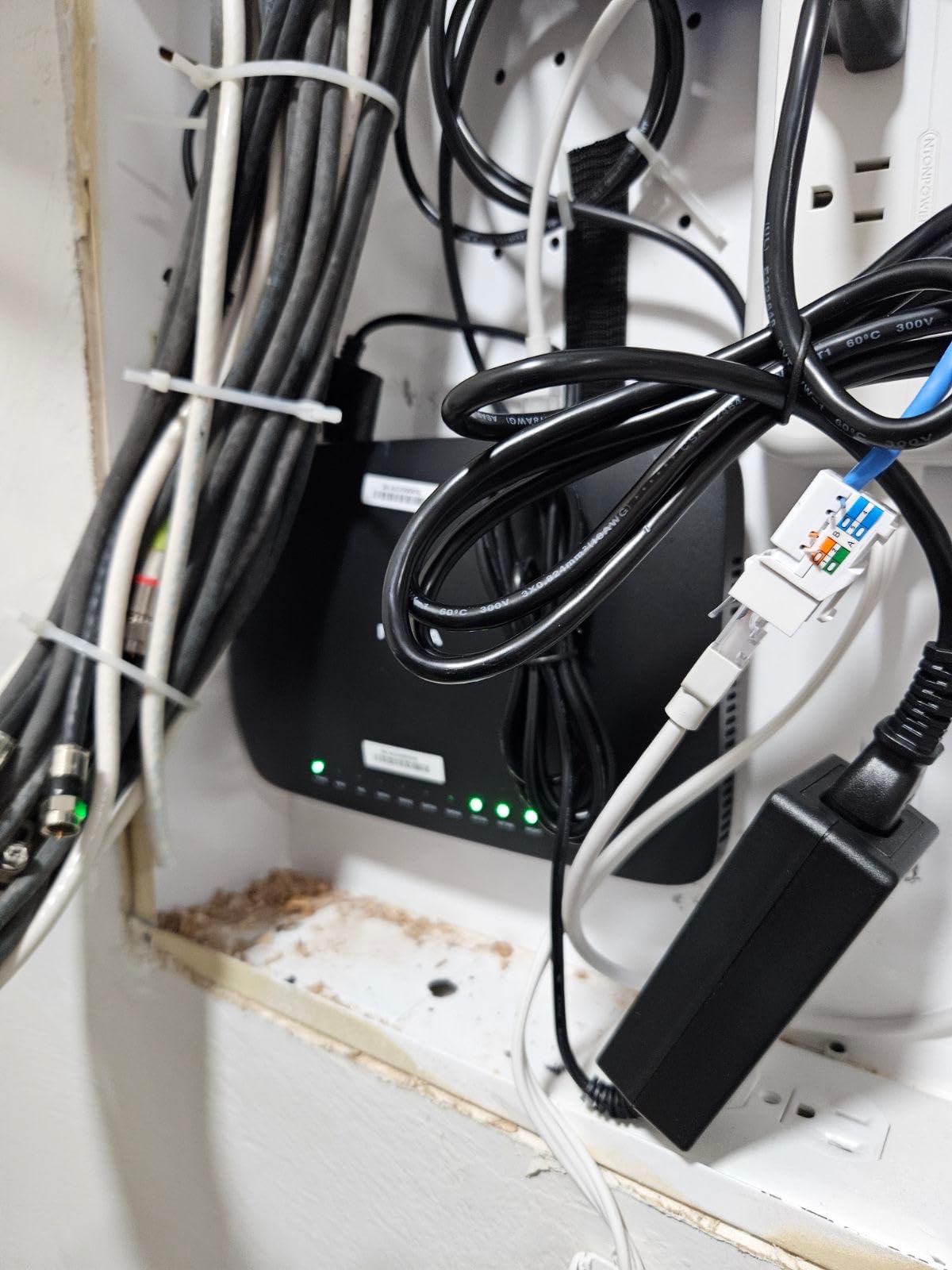 TP-Link Tri-Band AXE5400 Wi-Fi 6E Gaming Router Archer GXE75 | 6-Stream 5.4 Gbps | 1x2.5G + 4x1G Ports, USB 3.0 | Exclusive Acceleration, Gaming Port & Panel, RGB Lighting | EasyMesh, HomeShield customer photo 2