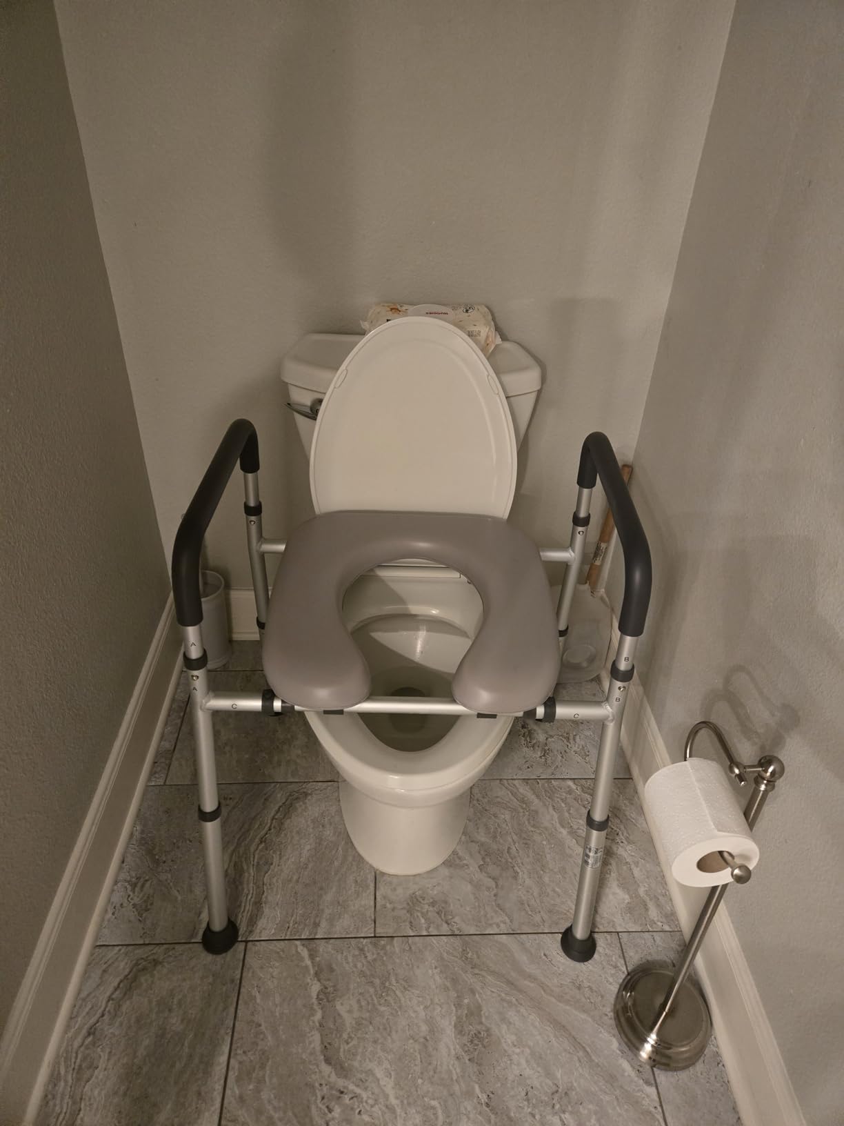 soundfuse Heavy Duty Raised Toilet Seat with Handles for Senior, 400 lbs customer photo 1