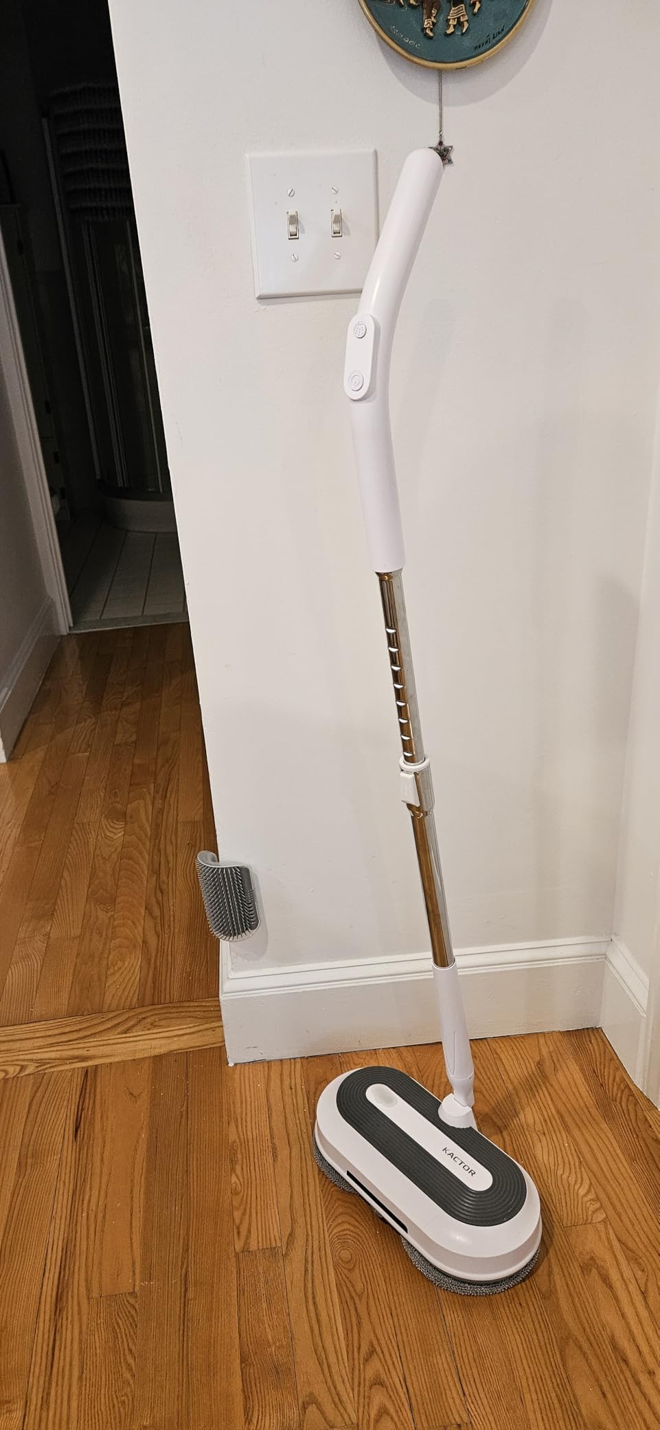 Cordless Electric Spin Mop with Spray and LED Headlight, Self-Propelled Dual-Spin Cleaning, 30-50 Min Runtime, 290 Ml Spray Tank and 6 Washable Pads customer photo 1