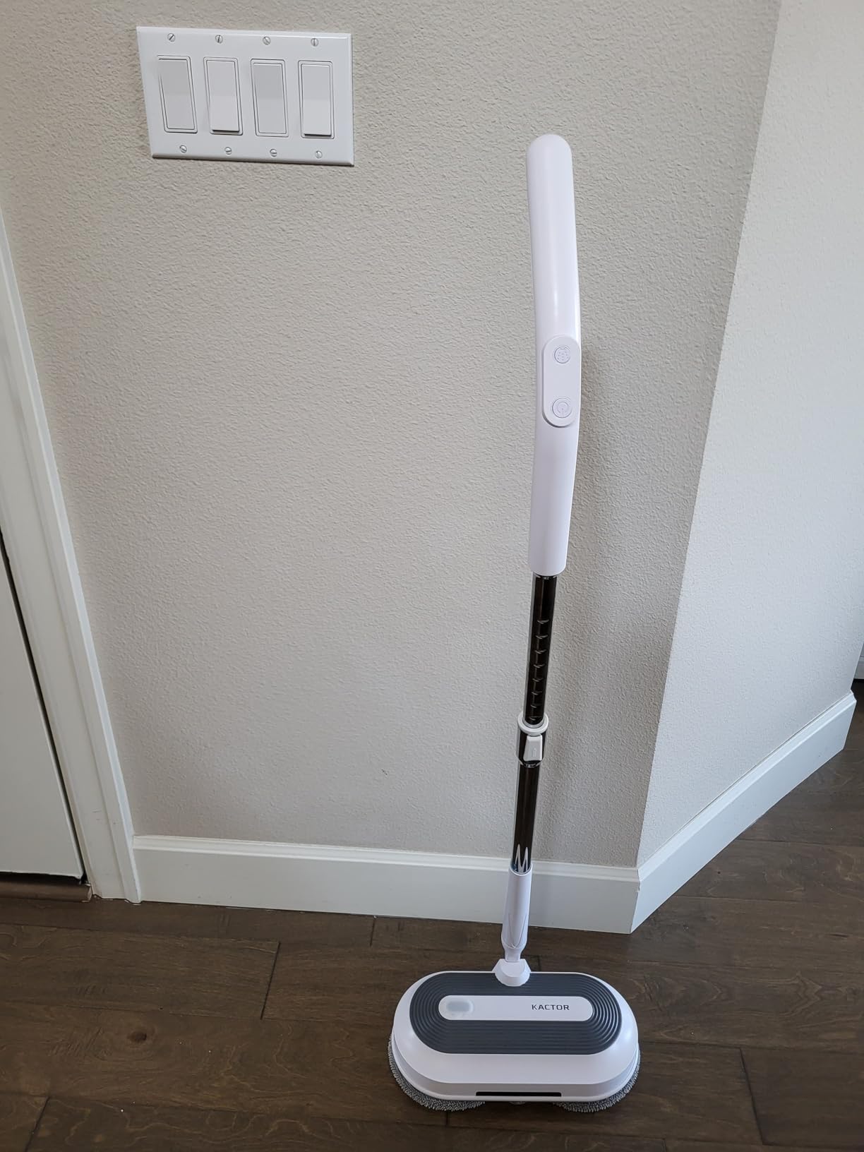 Cordless Electric Spin Mop with Spray and LED Headlight, Self-Propelled Dual-Spin Cleaning, 30-50 Min Runtime, 290 Ml Spray Tank and 6 Washable Pads customer photo 2